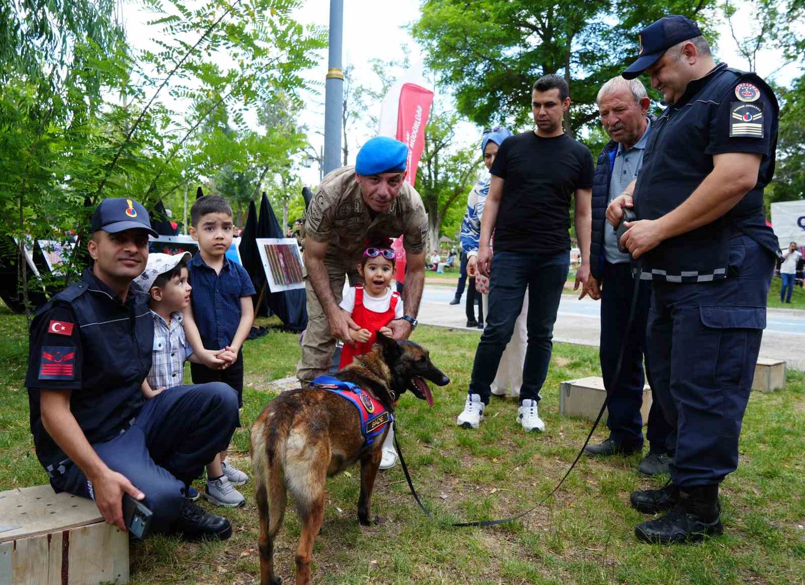 Yerli ve milli silahlar Aile Festivali’nde ilgi gördü 10 yerli ve milli silahlar aile festivalinde ilgi gordu 6 g31U8QlJ