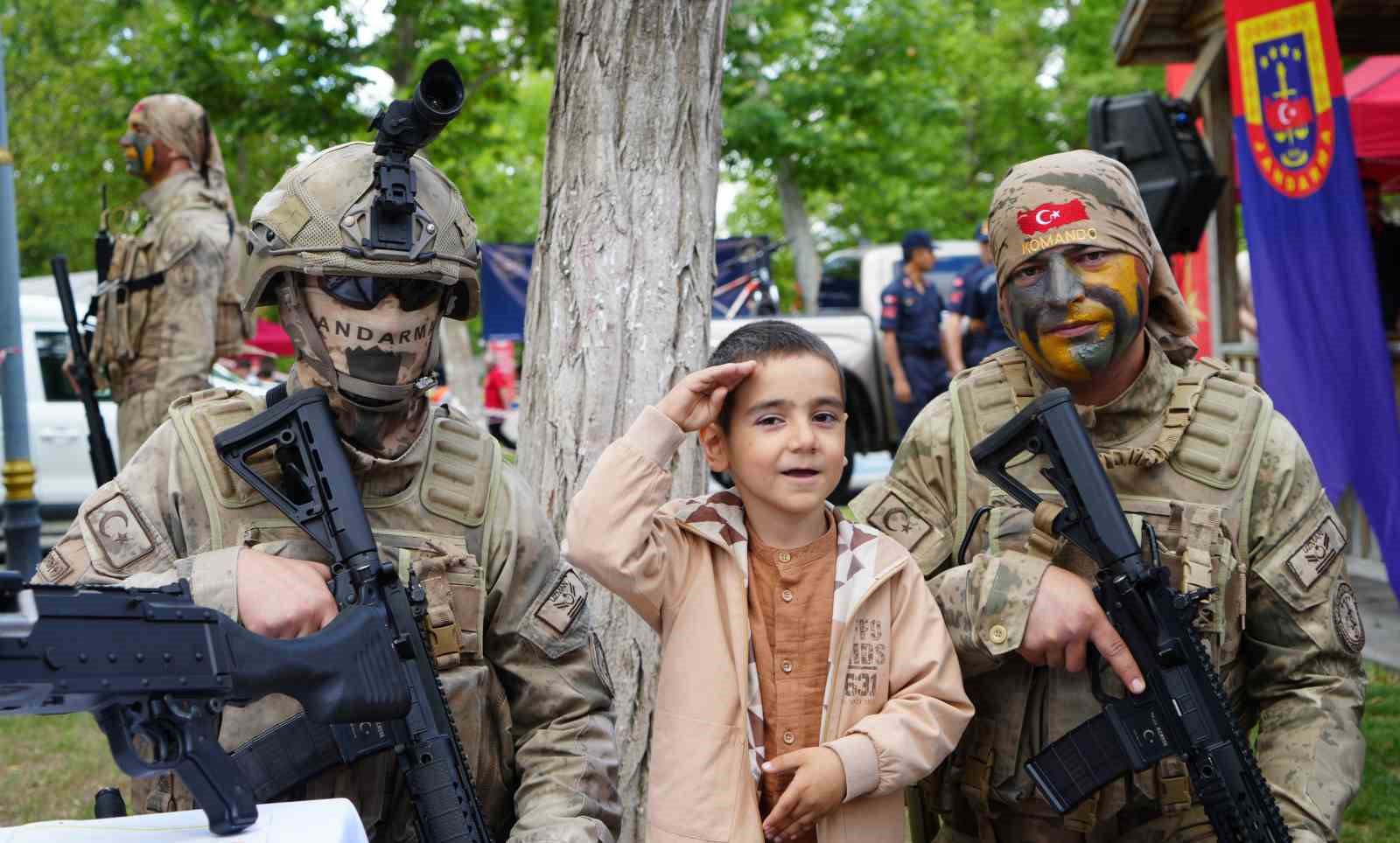 Yerli ve milli silahlar Aile Festivali’nde ilgi gördü 11 yerli ve milli silahlar aile festivalinde ilgi gordu 7 Ct7Zb6R5