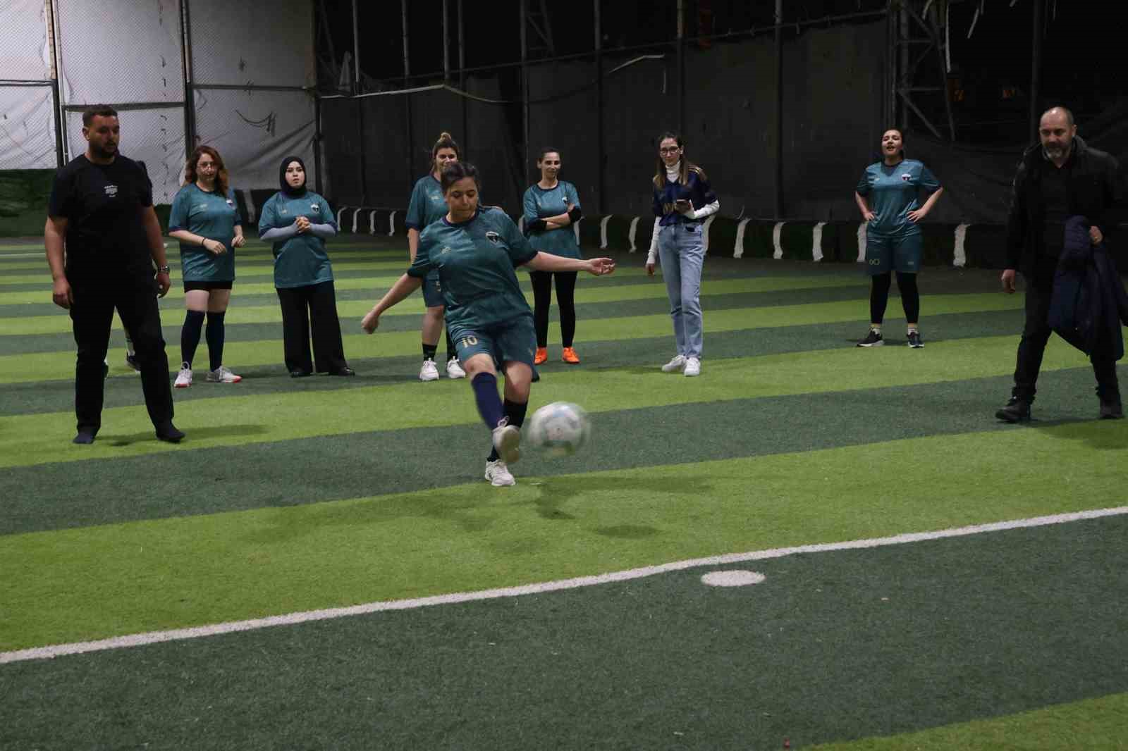 Yeşil sahadaki performanslarıyla erkeklere taş çıkaran kadınlar, halı saha maçında doyasıya eğlendiler 4 yesil sahadaki performanslariyla erkeklere tas cikaran kadinlar hali saha macinda doyasiya eglendiler 0 fHyPCQpV