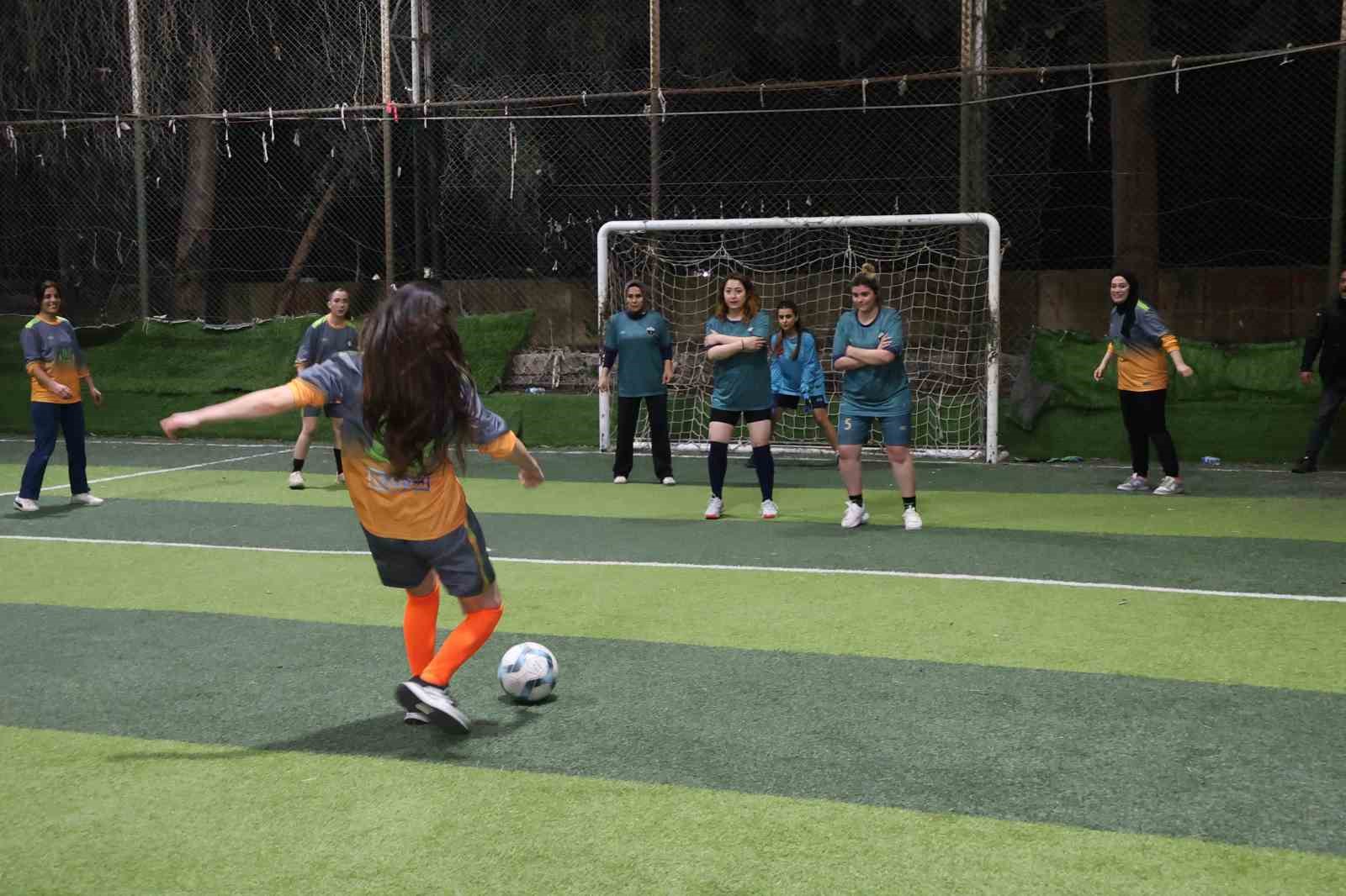Yeşil sahadaki performanslarıyla erkeklere taş çıkaran kadınlar, halı saha maçında doyasıya eğlendiler 5 yesil sahadaki performanslariyla erkeklere tas cikaran kadinlar hali saha macinda doyasiya eglendiler 1 agGLXdra