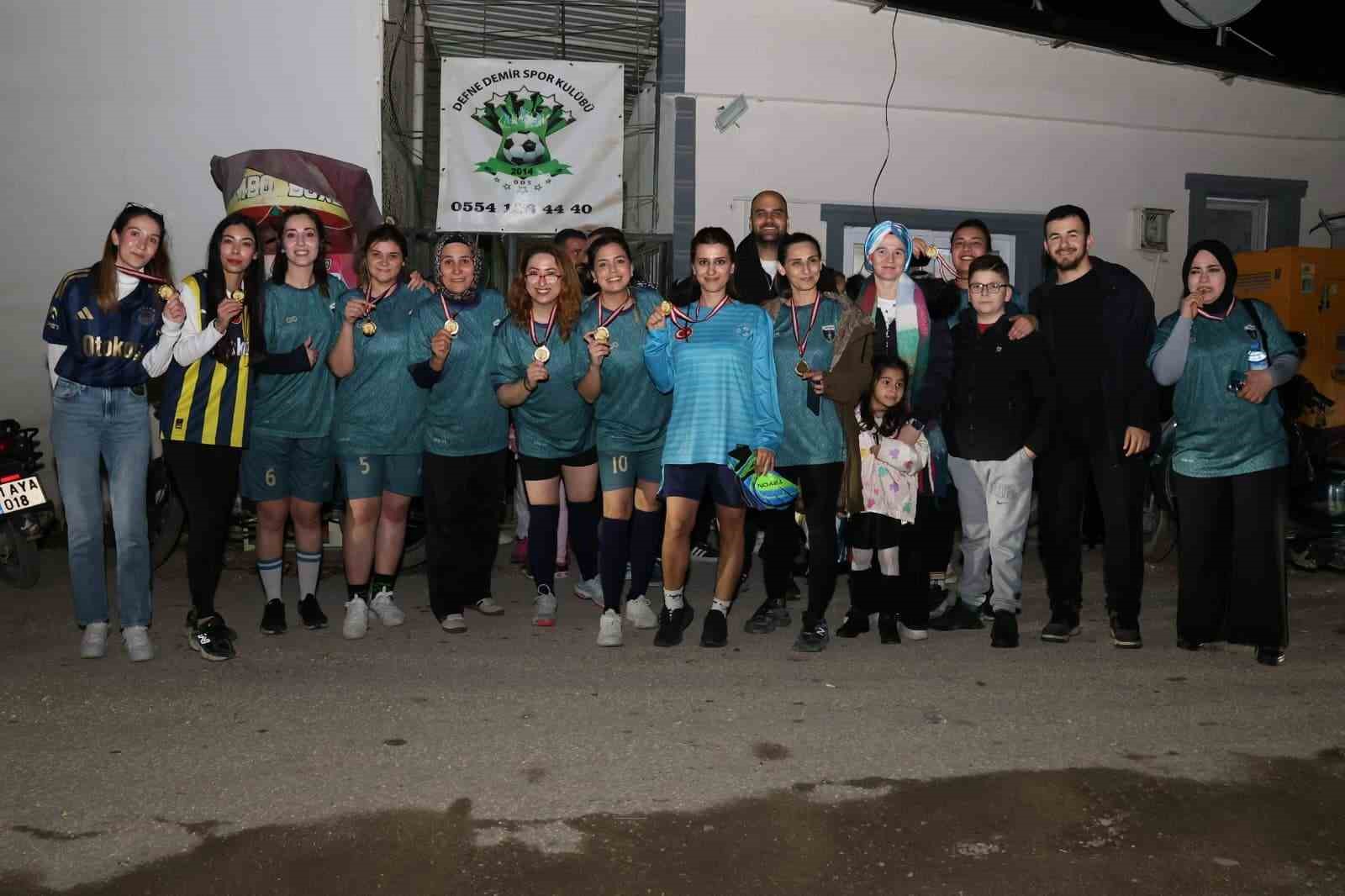 Yeşil sahadaki performanslarıyla erkeklere taş çıkaran kadınlar, halı saha maçında doyasıya eğlendiler 15 yesil sahadaki performanslariyla erkeklere tas cikaran kadinlar hali saha macinda doyasiya eglendiler 11 u7N2jfzC