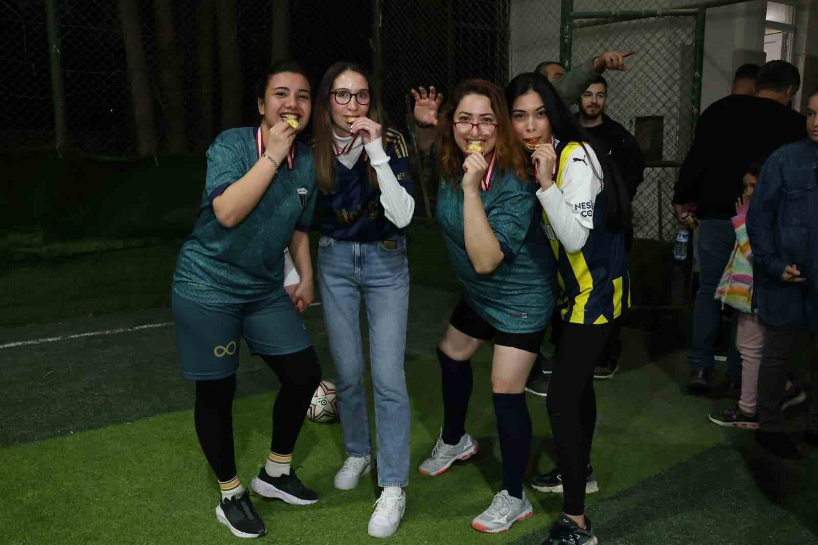 Yeşil sahadaki performanslarıyla erkeklere taş çıkaran kadınlar, halı saha maçında doyasıya eğlendiler 16 yesil sahadaki performanslariyla erkeklere tas cikaran kadinlar hali saha macinda doyasiya eglendiler 12 94Xe1laK