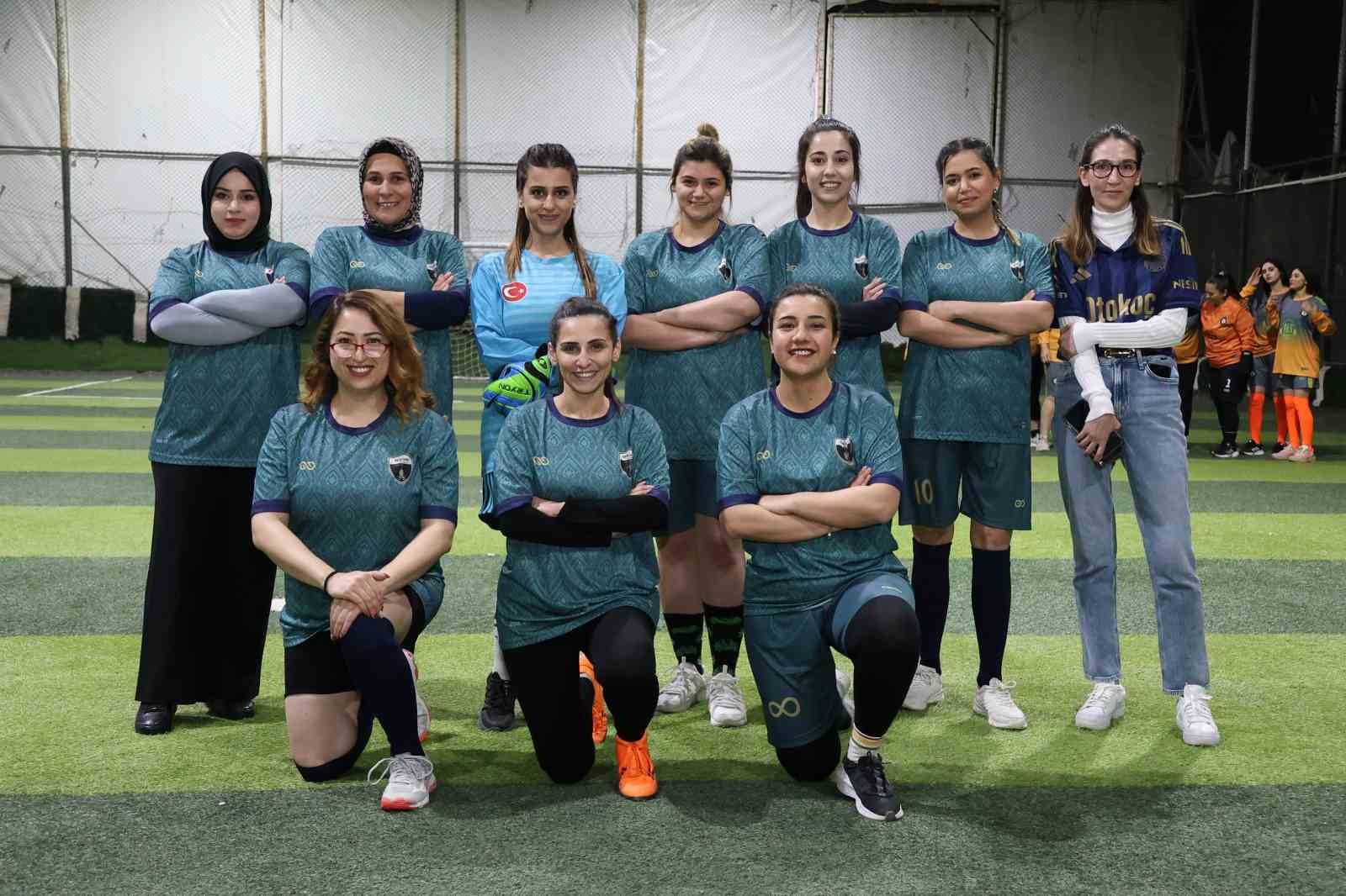 Yeşil sahadaki performanslarıyla erkeklere taş çıkaran kadınlar, halı saha maçında doyasıya eğlendiler 10 yesil sahadaki performanslariyla erkeklere tas cikaran kadinlar hali saha macinda doyasiya eglendiler 6 6O8guL4E