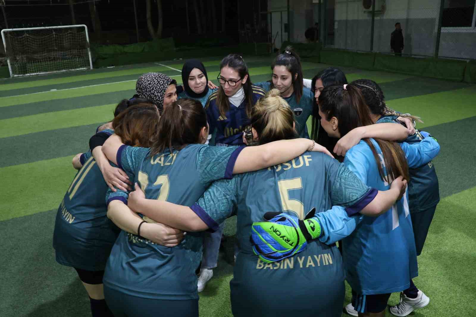 Yeşil sahadaki performanslarıyla erkeklere taş çıkaran kadınlar, halı saha maçında doyasıya eğlendiler 11 yesil sahadaki performanslariyla erkeklere tas cikaran kadinlar hali saha macinda doyasiya eglendiler 7 tXOG1uL9