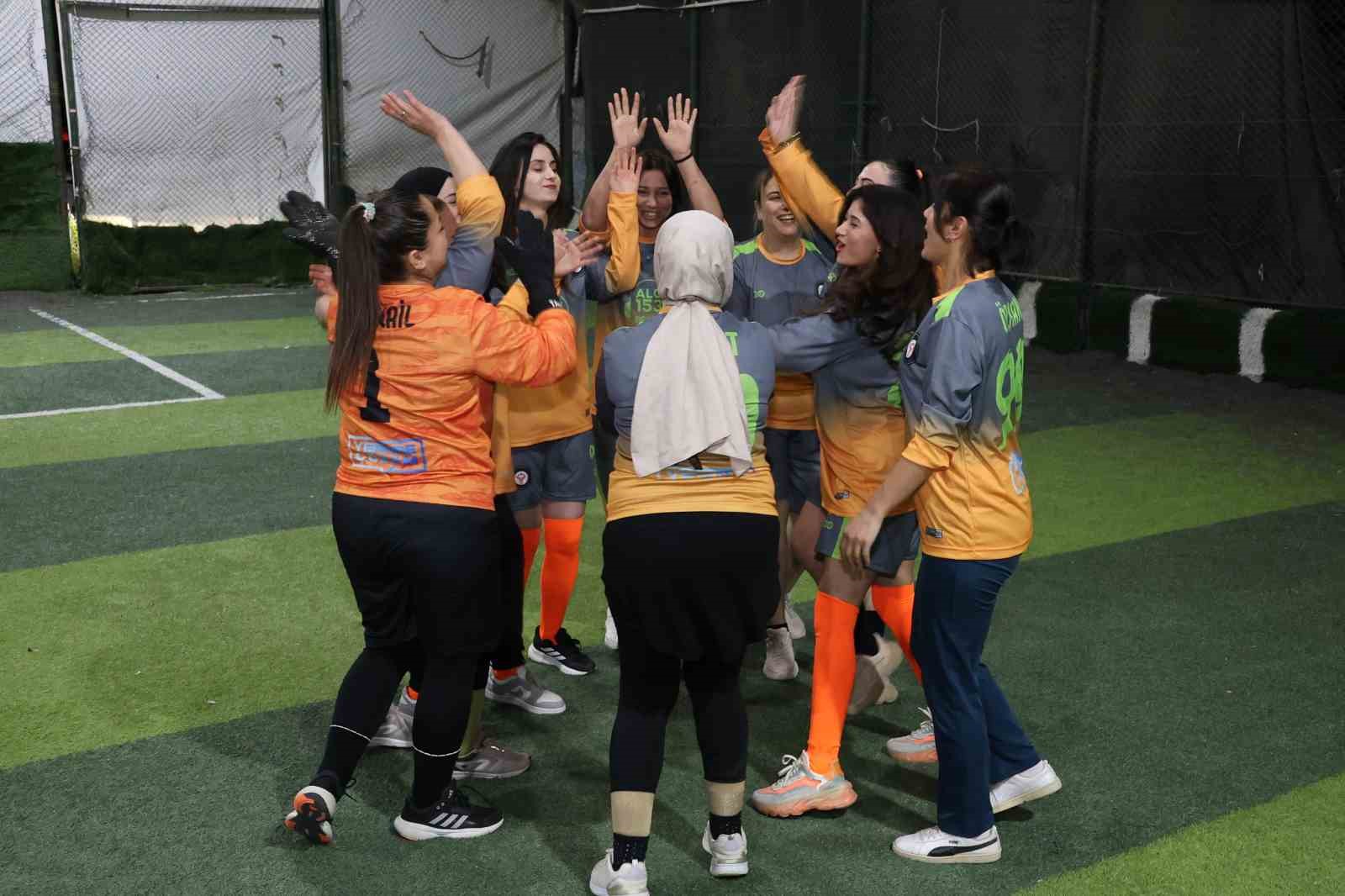 Yeşil sahadaki performanslarıyla erkeklere taş çıkaran kadınlar, halı saha maçında doyasıya eğlendiler 12 yesil sahadaki performanslariyla erkeklere tas cikaran kadinlar hali saha macinda doyasiya eglendiler 8 F3hnSlEN