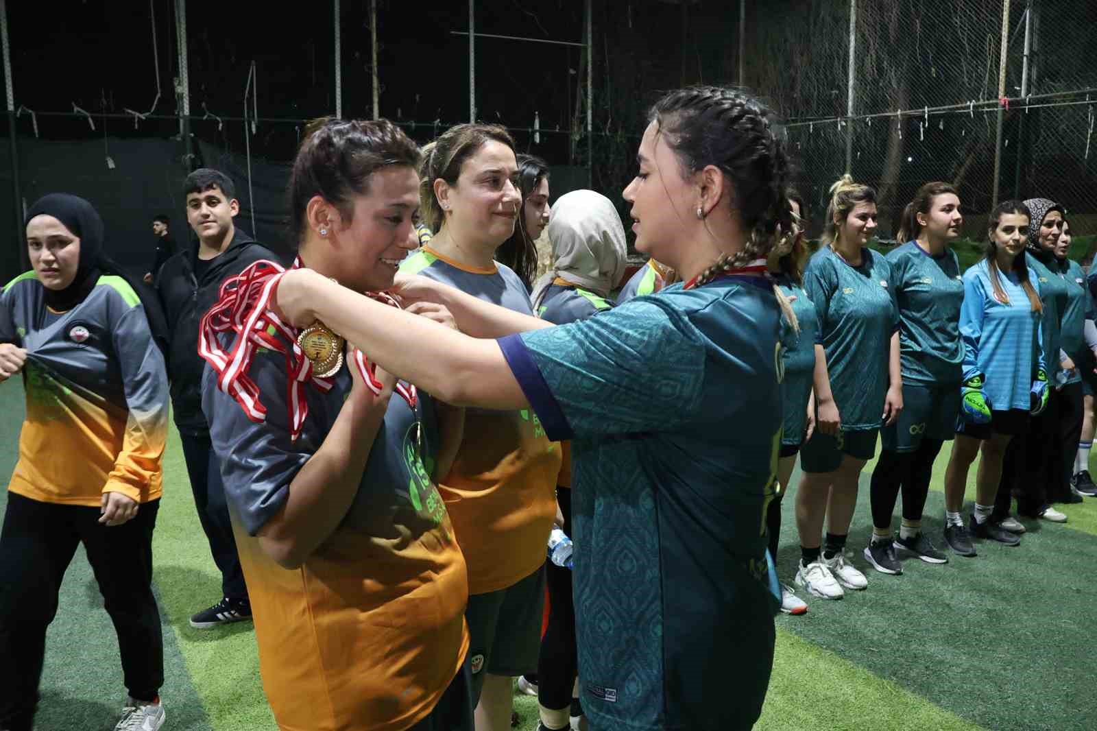 Yeşil sahadaki performanslarıyla erkeklere taş çıkaran kadınlar, halı saha maçında doyasıya eğlendiler 13 yesil sahadaki performanslariyla erkeklere tas cikaran kadinlar hali saha macinda doyasiya eglendiler 9 39jibEaL