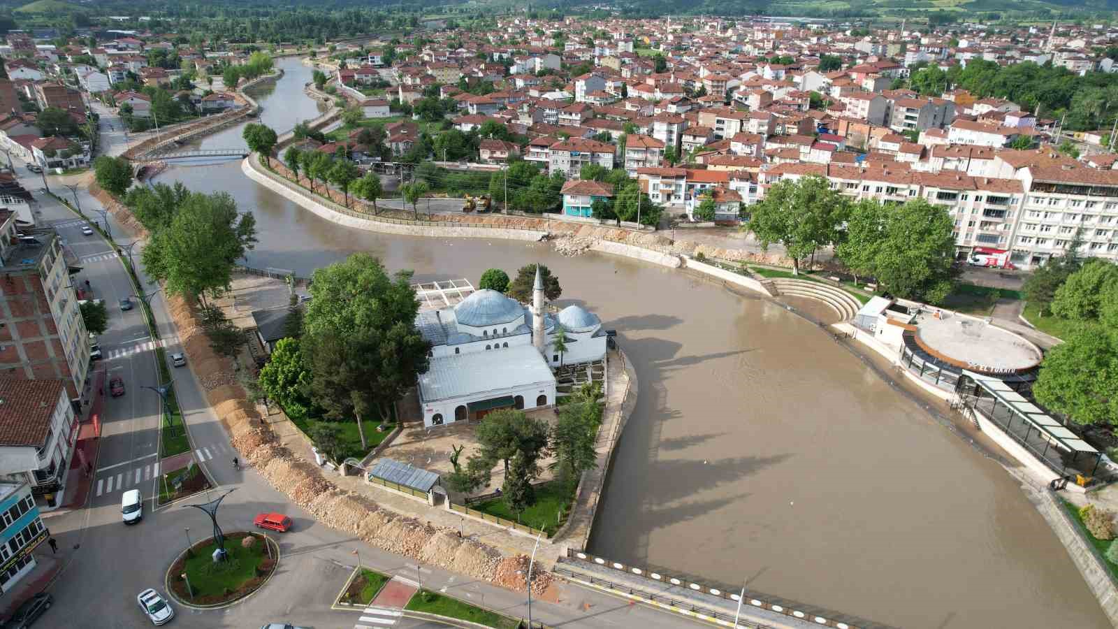 Yeşilırmak kenarında taşkın önlemleri yoğunlaştırıldı 7 yesilirmak kenarinda taskin onlemleri yogunlastirildi 3 wazrROw2