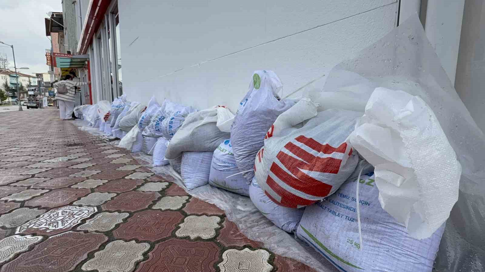 Yeşilırmak kenarında taşkın önlemleri yoğunlaştırıldı 8 yesilirmak kenarinda taskin onlemleri yogunlastirildi 4 Euin1ttv