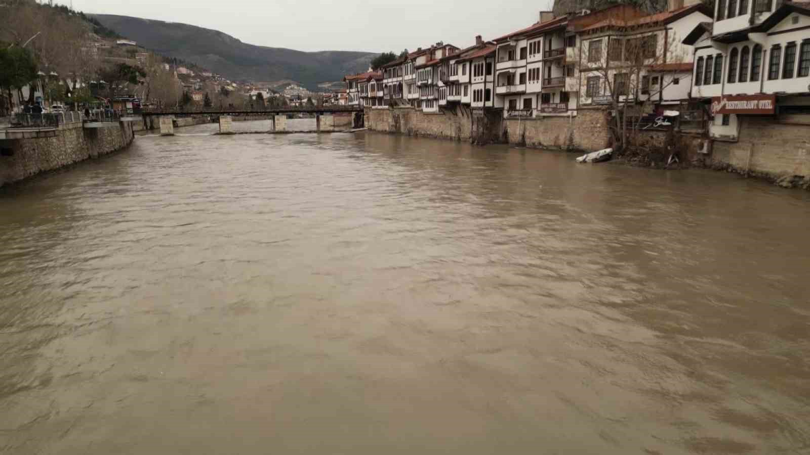 yesilirmak nehrinde su seviyesi 2 metreye kadar yukseldi piknik masalari akintiya kapildi 1 q35ijgDF