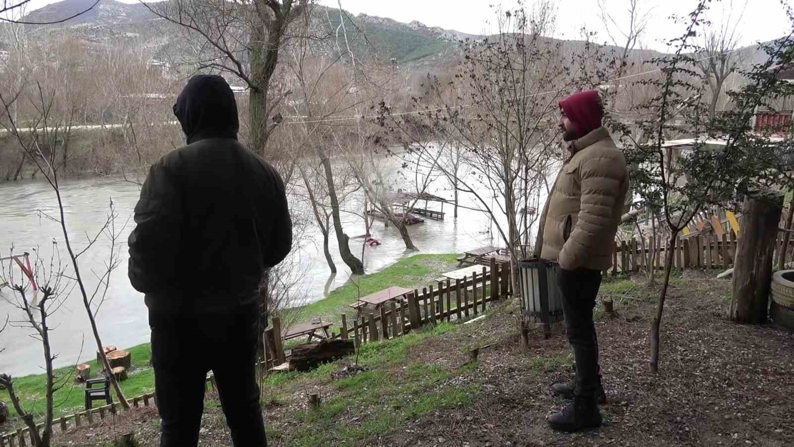 yesilirmak nehrinde su seviyesi 2 metreye kadar yukseldi piknik masalari akintiya kapildi 4 i3jtwgPz