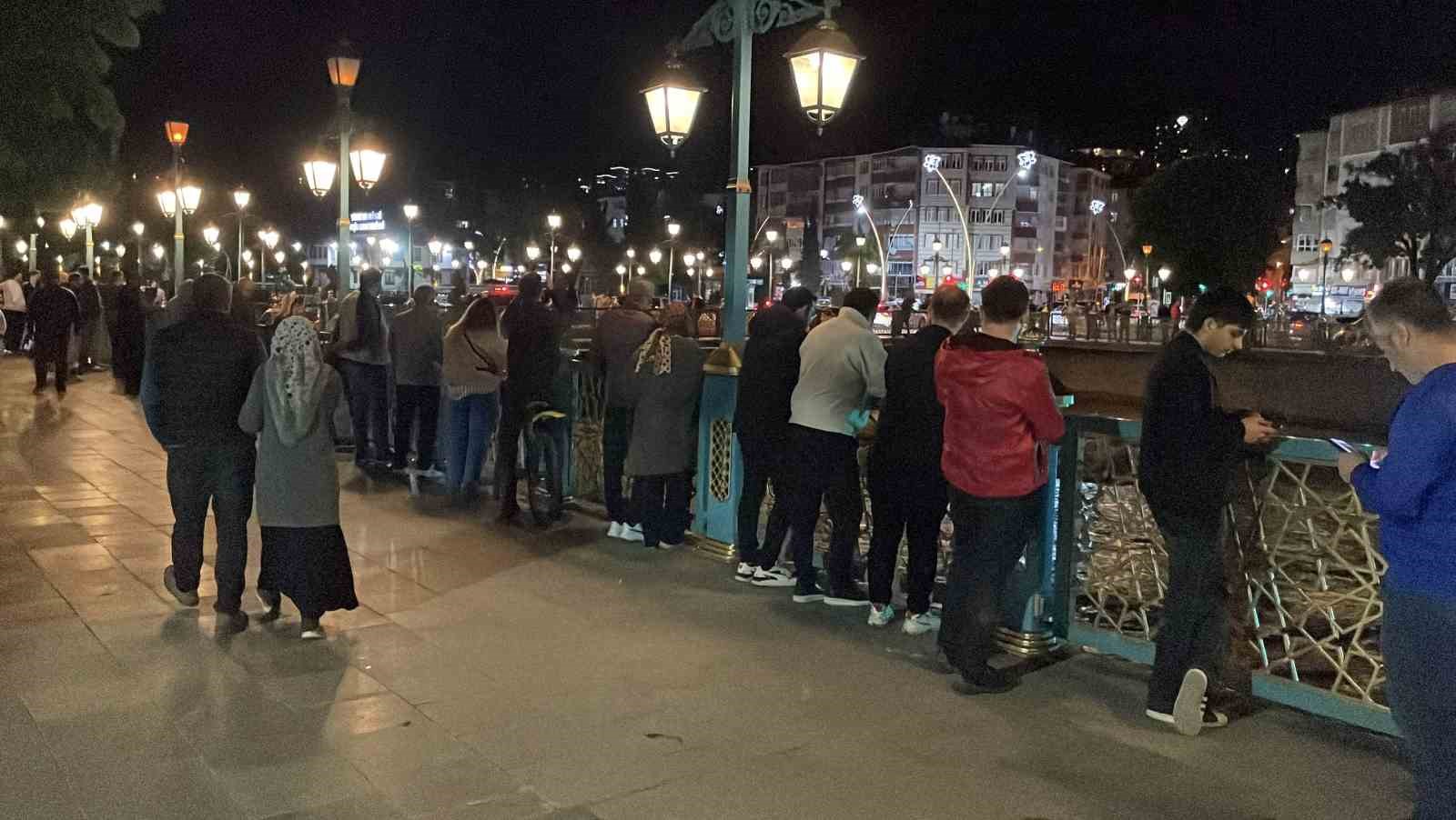 Yeşilırmak’ta su seviyesi yükseldi: Vatandaşlar tehlikeye rağmen köprüye akın etti 7 yesilirmakta su seviyesi yukseldi vatandaslar tehlikeye ragmen kopruye akin etti 3 8ZrWIGII