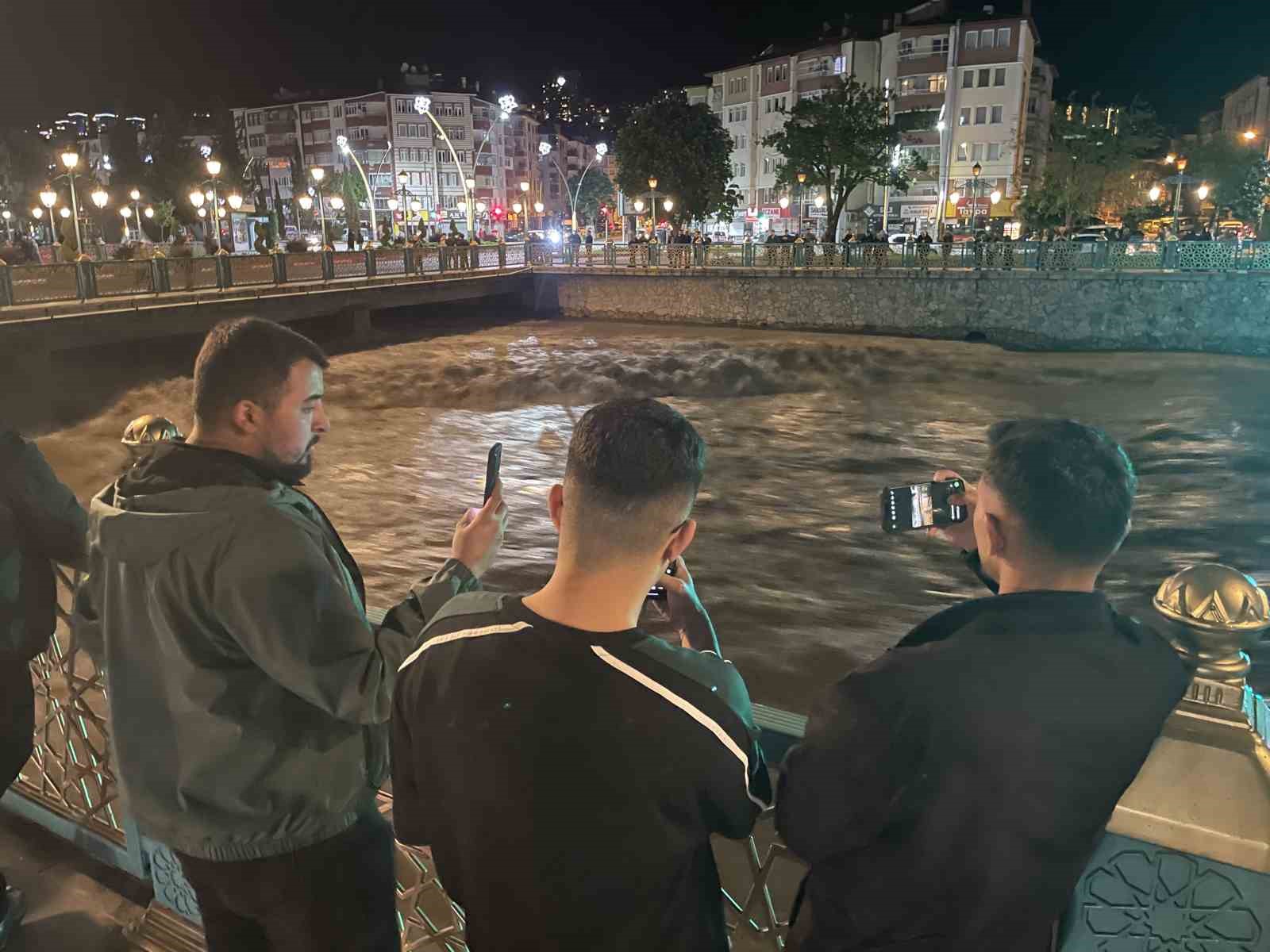 Yeşilırmak’ta su seviyesi yükseldi: Vatandaşlar tehlikeye rağmen köprüye akın etti 8 yesilirmakta su seviyesi yukseldi vatandaslar tehlikeye ragmen kopruye akin etti 4 h1qXk6db