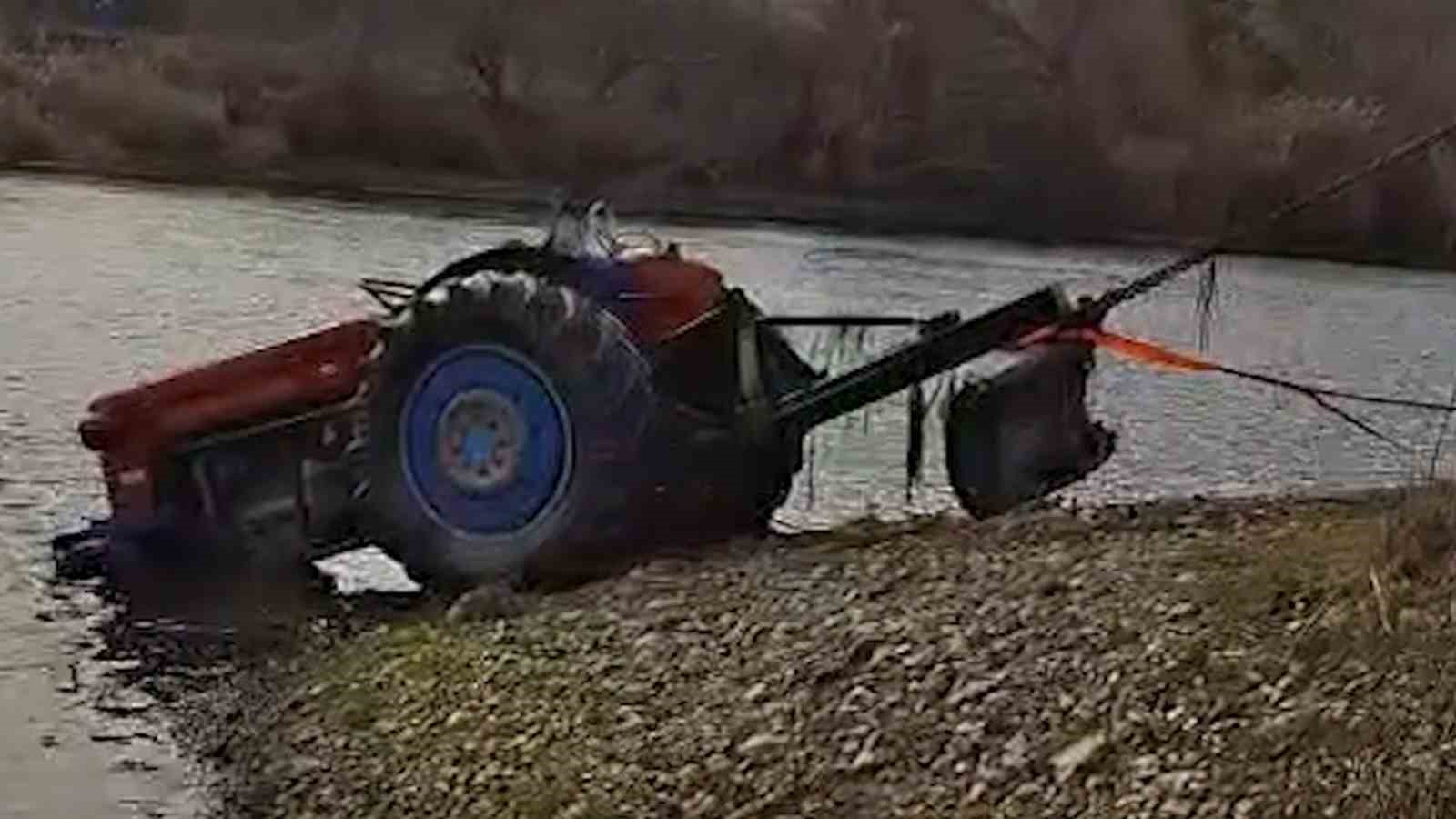 yikamak istedigi traktor kizilirmaka gomuldu imdadina belediye ekipleri yetisti 1 OdZ1L7JW