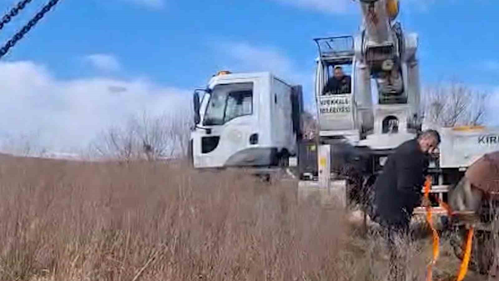 yikamak istedigi traktor kizilirmaka gomuldu imdadina belediye ekipleri yetisti 2 5hs7i3Fv