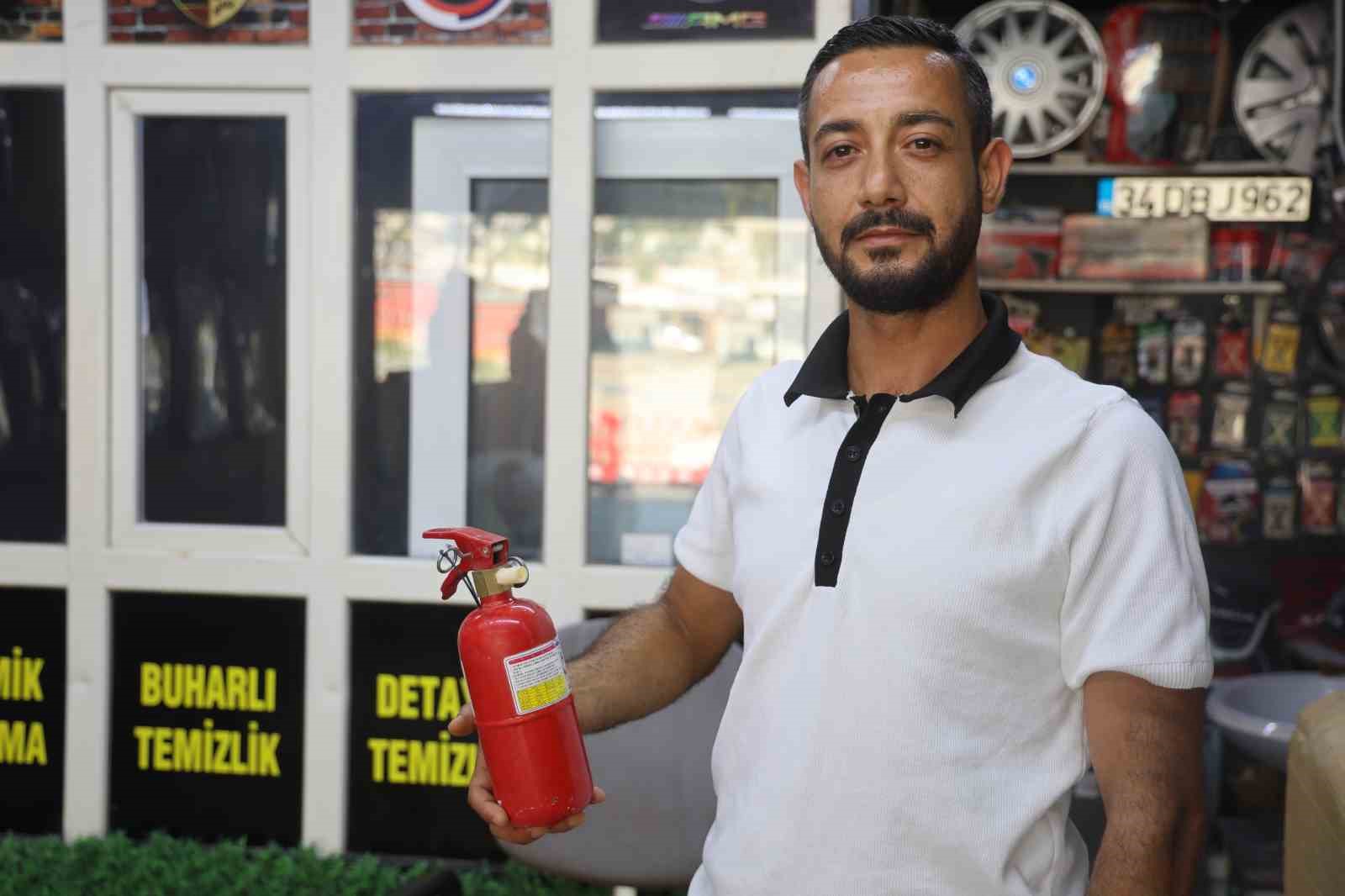 Yıkatmaya getirilen araçtan çıkan dumanları fark eden çalışanın hızlı müdahalesi aracı yanmaktan kurtardı 6 yikatmaya getirilen aractan cikan dumanlari fark eden calisanin hizli mudahalesi araci yanmaktan kurtardi 2 vZPSMCaV