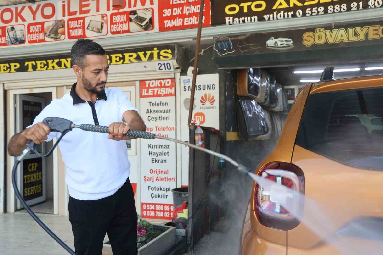 Yıkatmaya getirilen araçtan çıkan dumanları fark eden çalışanın hızlı müdahalesi aracı yanmaktan kurtardı 7 yikatmaya getirilen aractan cikan dumanlari fark eden calisanin hizli mudahalesi araci yanmaktan kurtardi 3