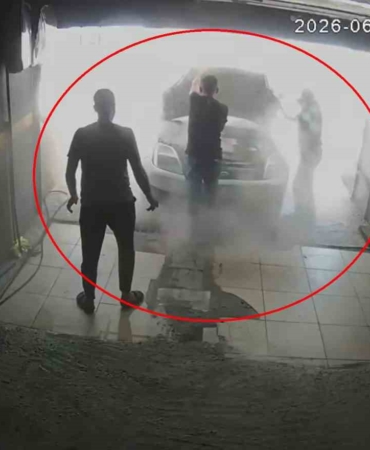 yikatmaya-getirilen-aractan-cikan-dumanlari-fark-eden-calisanin-hizli-mudahalesi-araci-yanmaktan-kurtardi-6AxZ8H2N.jpg