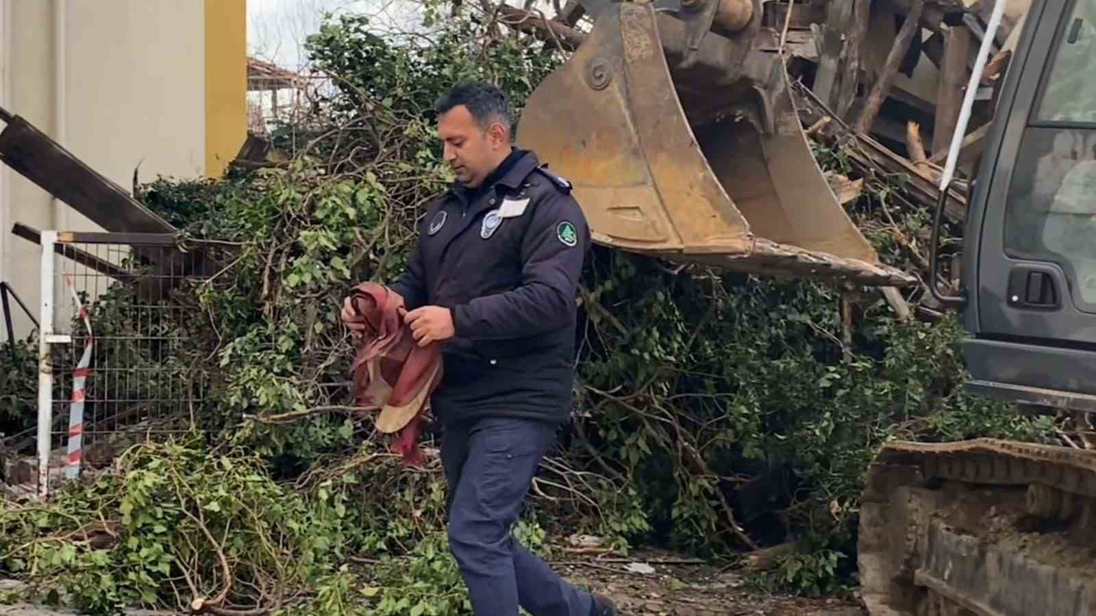 Yıkılan binadan bayrağı kurtaran zabıta personeli: "Gönlüm el vermedi" 5 yikilan binadan bayragi kurtaran zabita personeli gonlum el vermedi 1 1dNzc2Ie