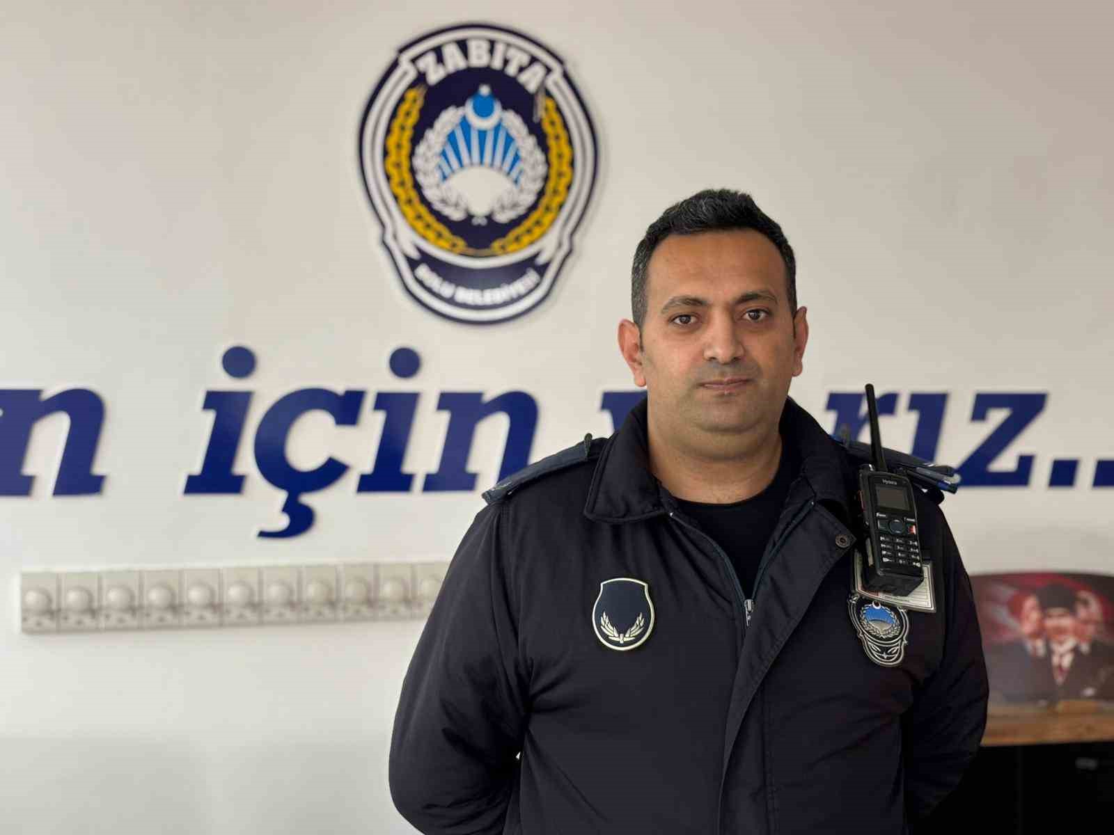Yıkılan binadan bayrağı kurtaran zabıta personeli: "Gönlüm el vermedi" 6 yikilan binadan bayragi kurtaran zabita personeli gonlum el vermedi 2 yltyn59y