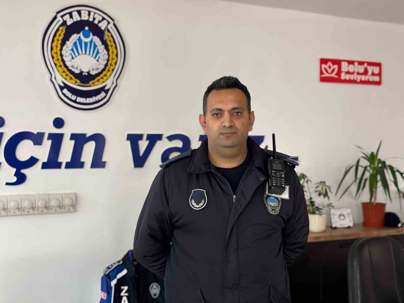 Yıkılan binadan bayrağı kurtaran zabıta personeli: "Gönlüm el vermedi" 7 yikilan binadan bayragi kurtaran zabita personeli gonlum el vermedi 3 mpPknska