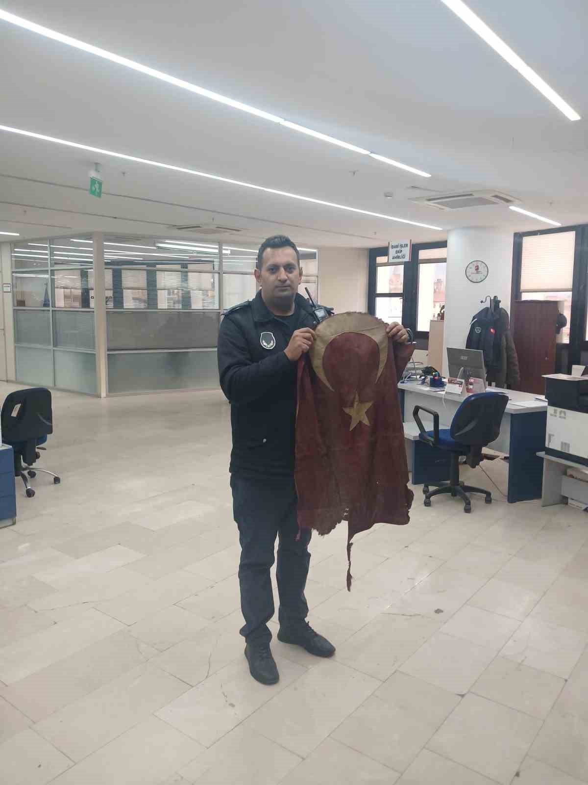 Yıkılan binadan bayrağı kurtaran zabıta personeli: "Gönlüm el vermedi" 8 yikilan binadan bayragi kurtaran zabita personeli gonlum el vermedi 4 Fcf4LdiJ