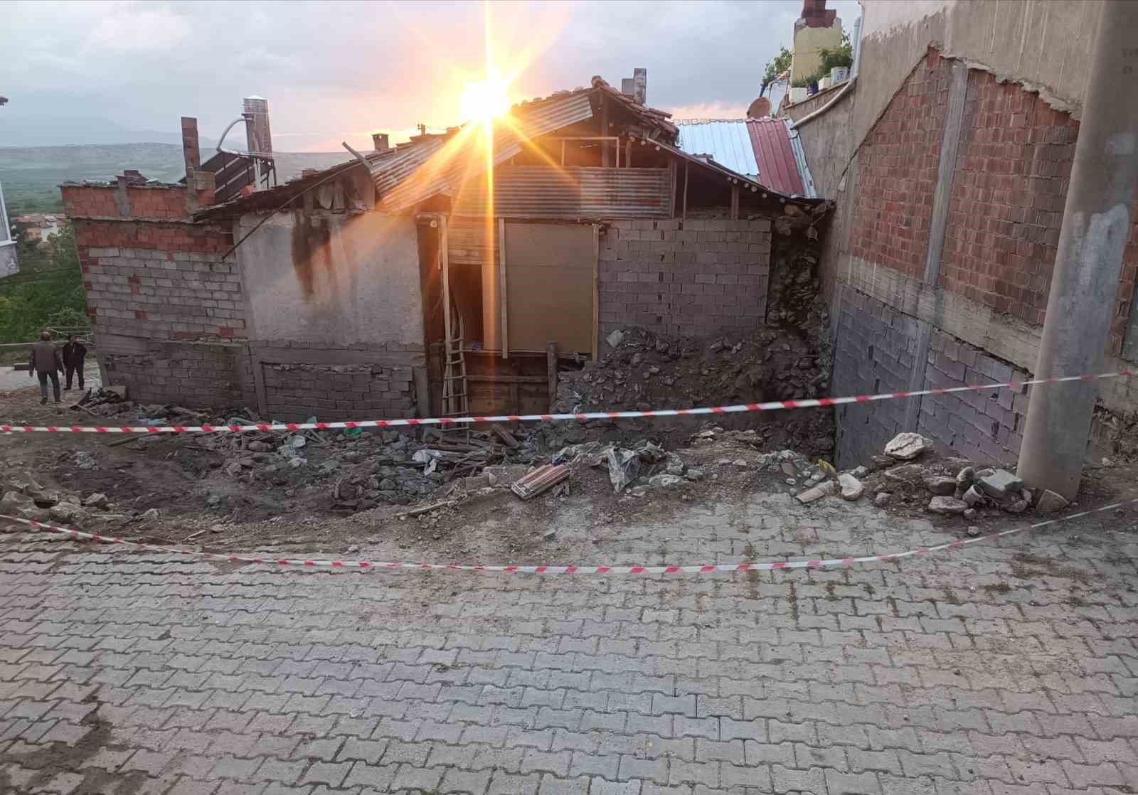 yikilan metruk evde oynayan cocuklar kurtulus savasina ait oldugu degerlendirilen el bombasi buldu 0 JQ165PR2
