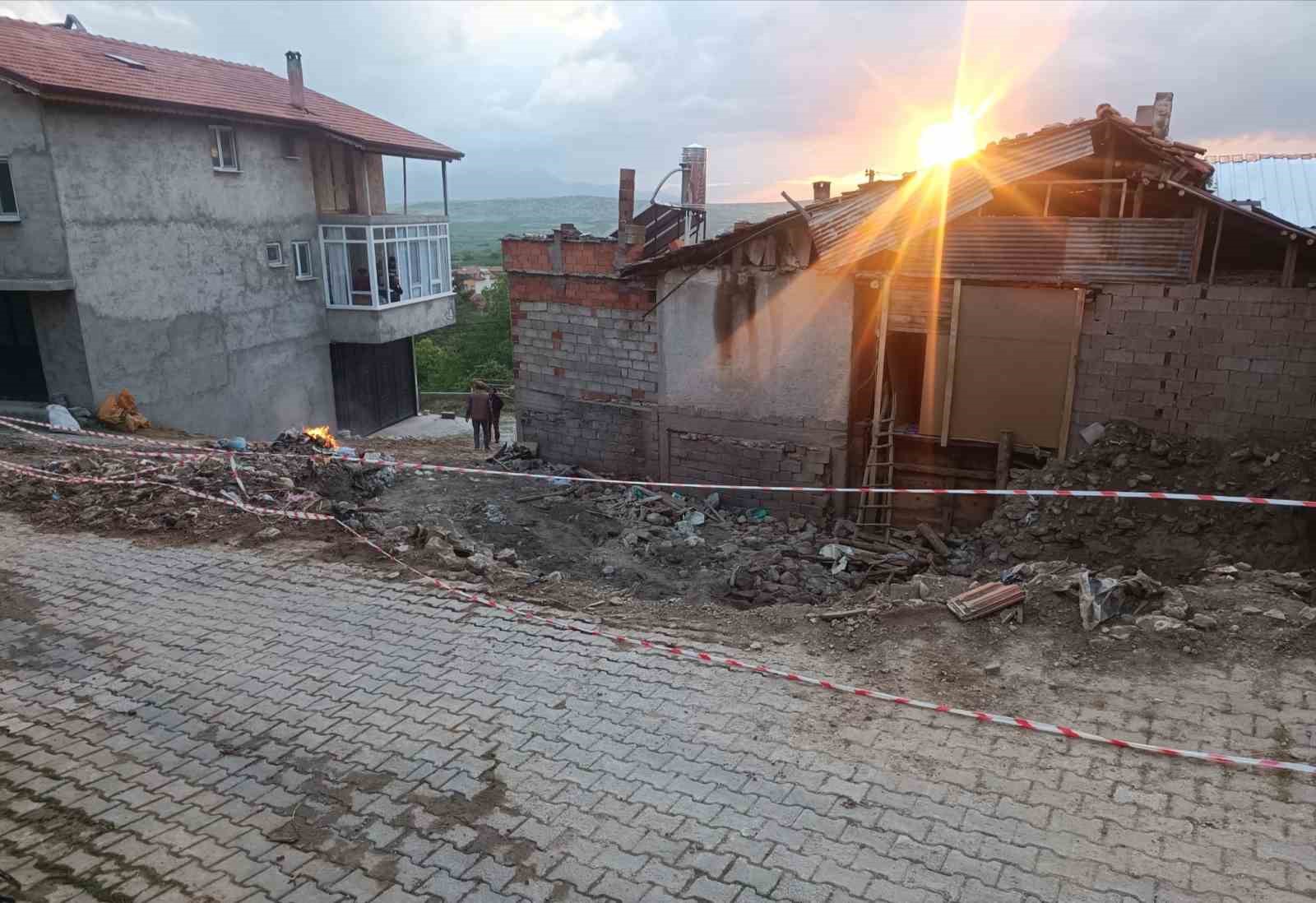 yikilan metruk evde oynayan cocuklar kurtulus savasina ait oldugu degerlendirilen el bombasi buldu 1 OqMiJiBN