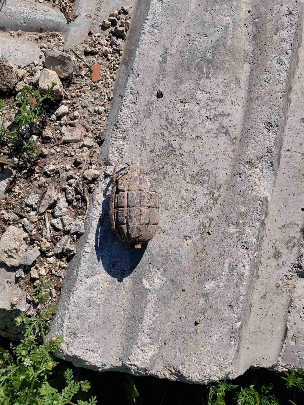 yikilan metruk evde oynayan cocuklar kurtulus savasina ait oldugu degerlendirilen el bombasi buldu 2 v3R6VPhp