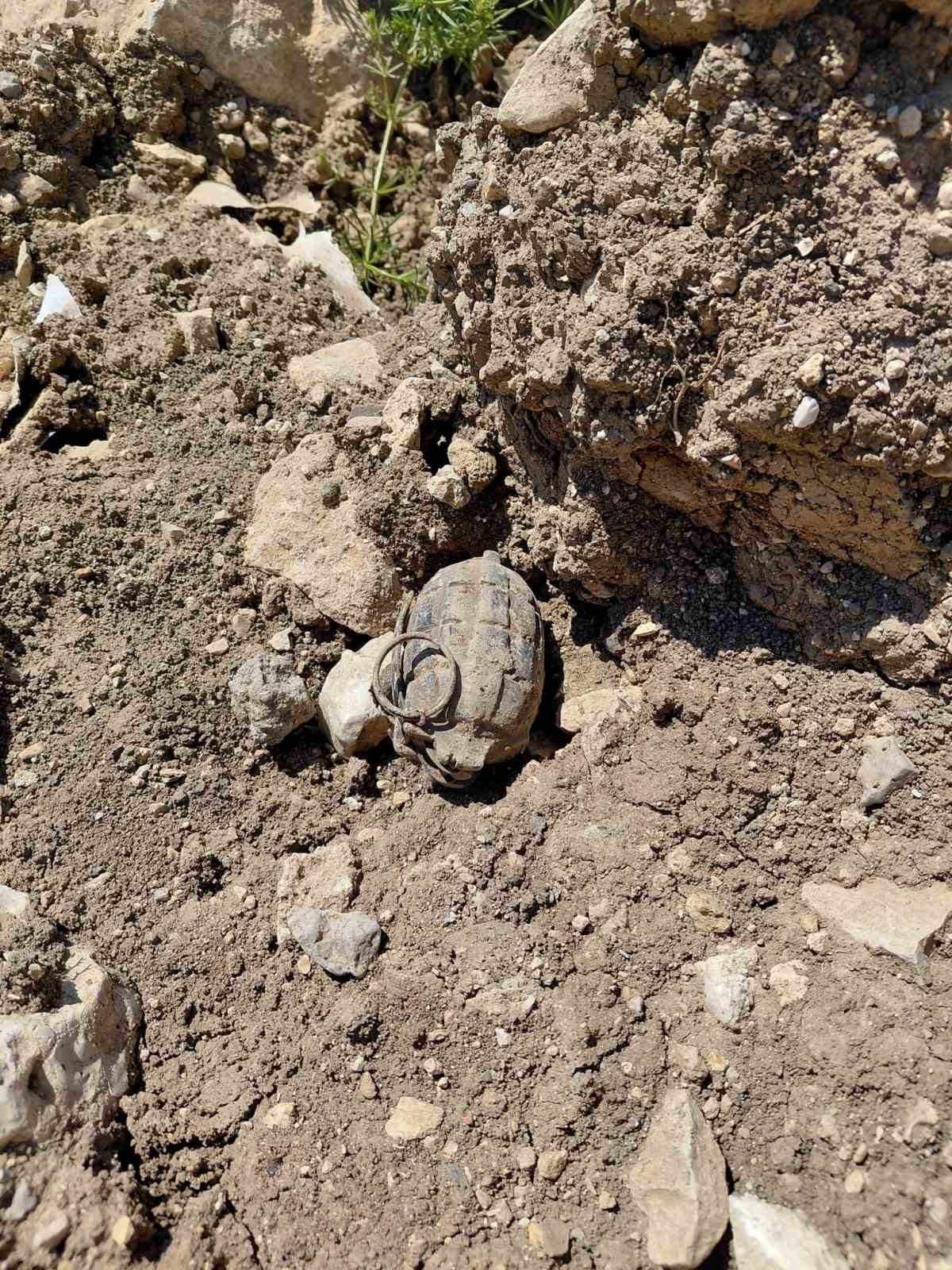 yikilan metruk evde oynayan cocuklar kurtulus savasina ait oldugu degerlendirilen el bombasi buldu 3 tpjyjjjt