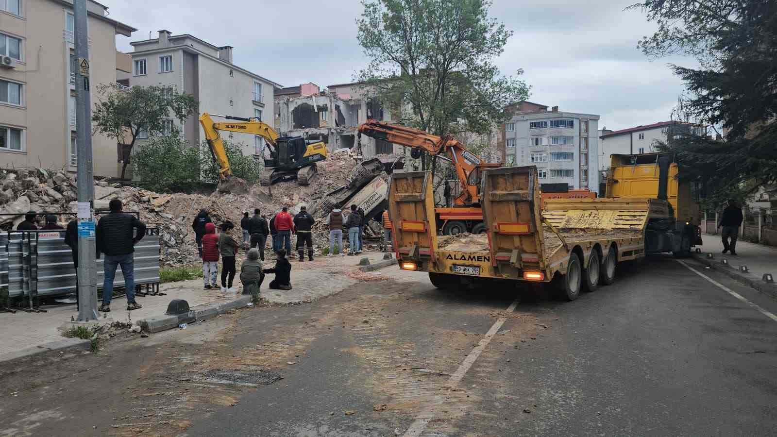 Yıkım esnasında iş makinesi devrildi 4 yikim esnasinda is makinesi devrildi 0 OzAhsBJ7