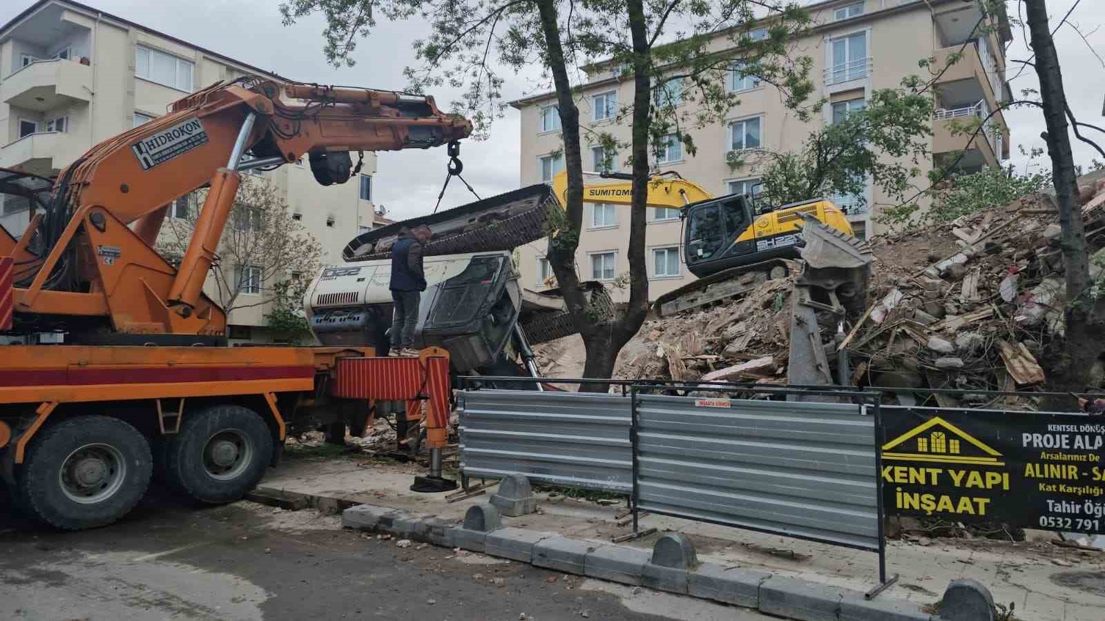 Yıkım esnasında iş makinesi devrildi 5 yikim esnasinda is makinesi devrildi 1