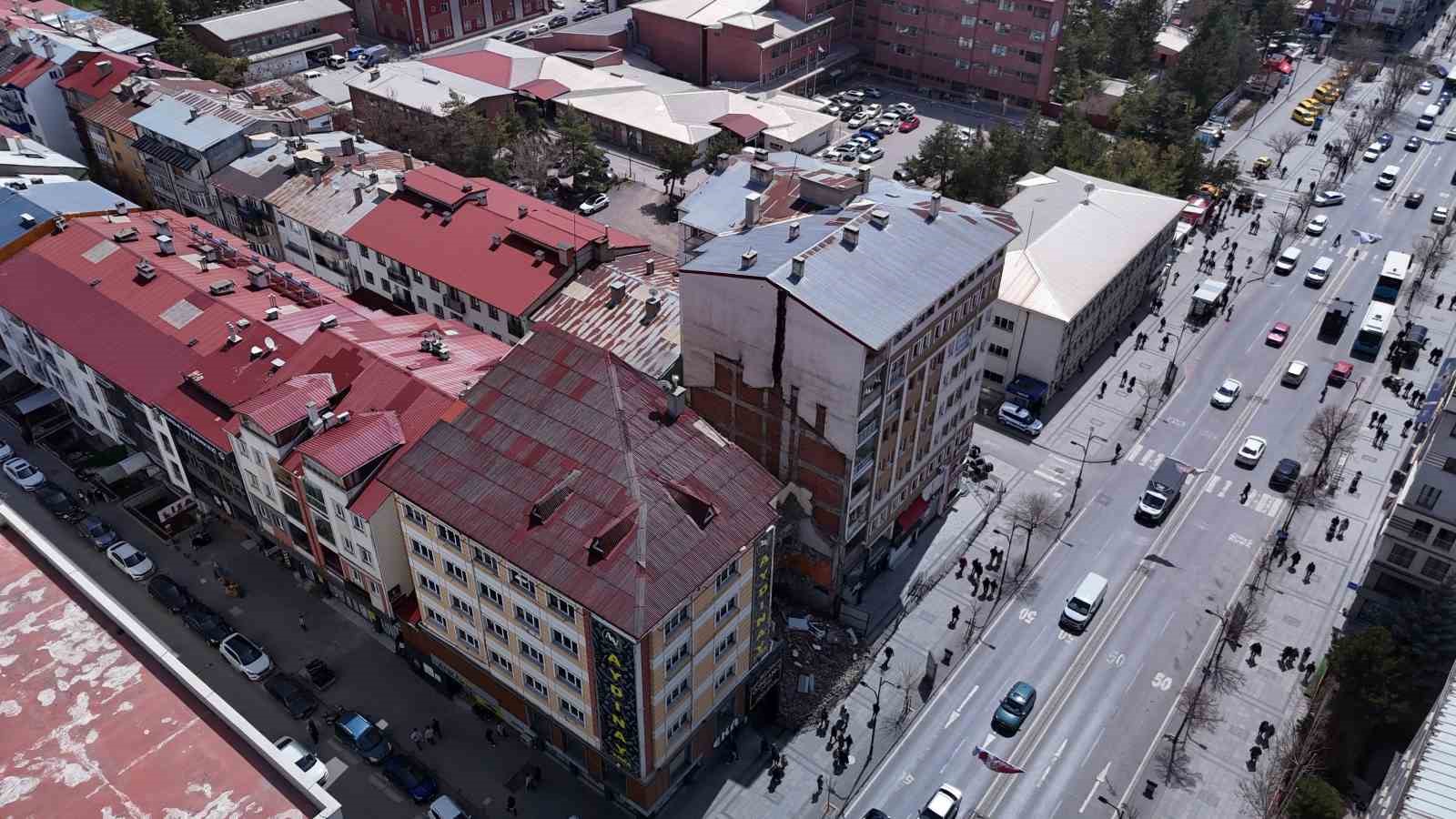 yikim esnasinda zarar gorup tahliye edilmisti tehlike sacmaya devam ediyor 3 k37Q3B2n