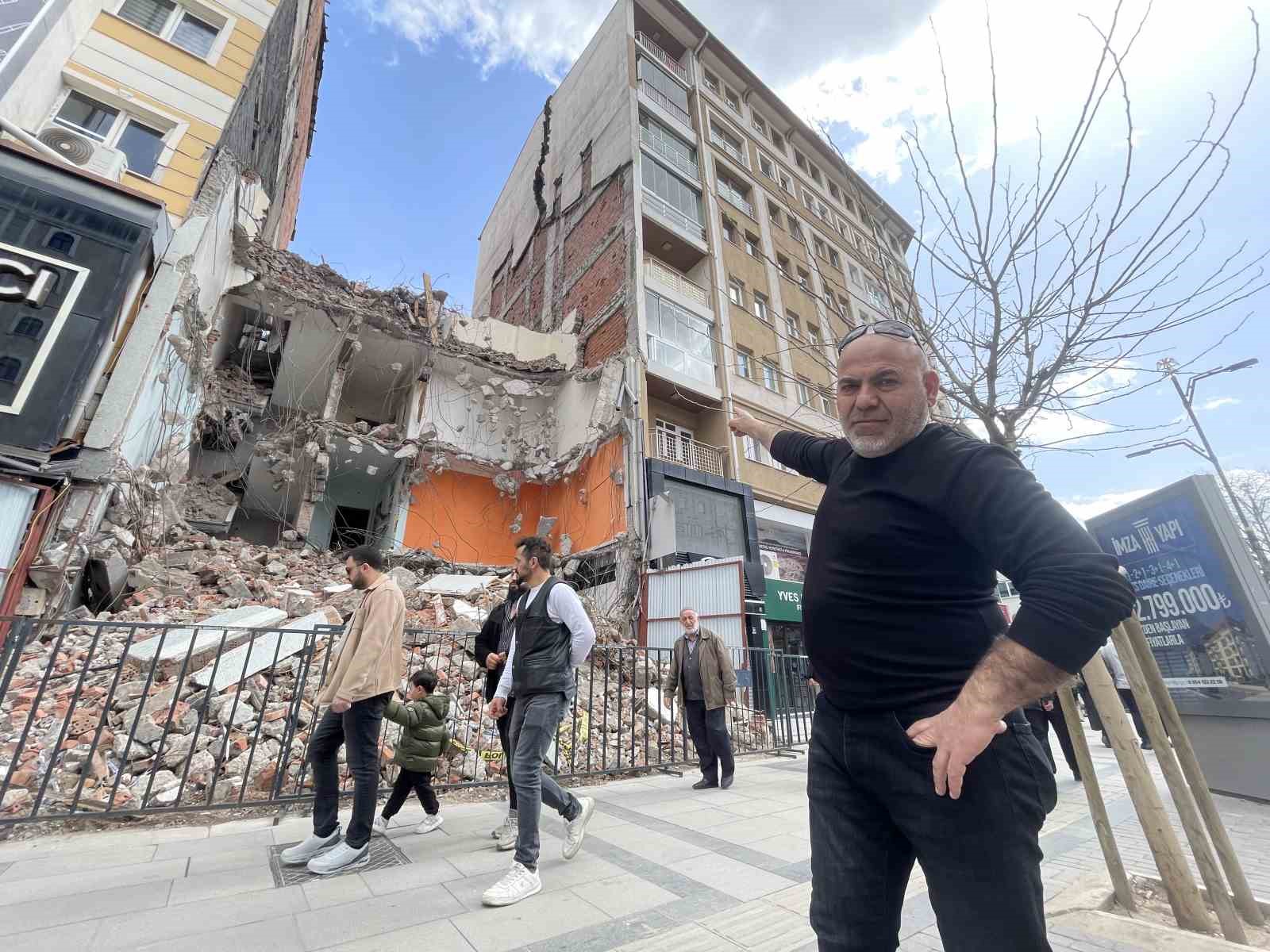 yikim esnasinda zarar gorup tahliye edilmisti tehlike sacmaya devam ediyor 4 2D1Ok5n9