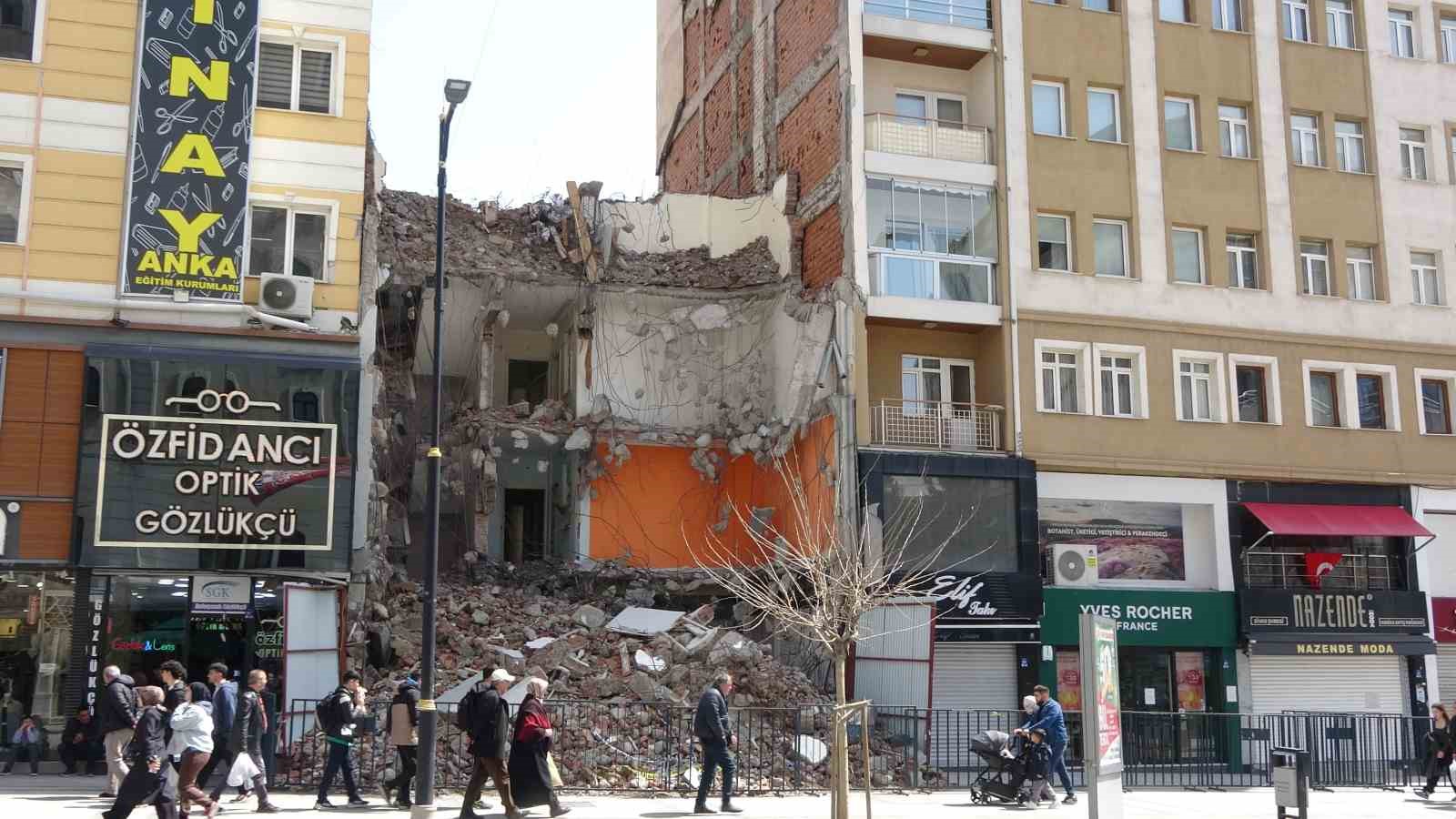 yikim esnasinda zarar gorup tahliye edilmisti tehlike sacmaya devam ediyor 5 z3WO65Eq