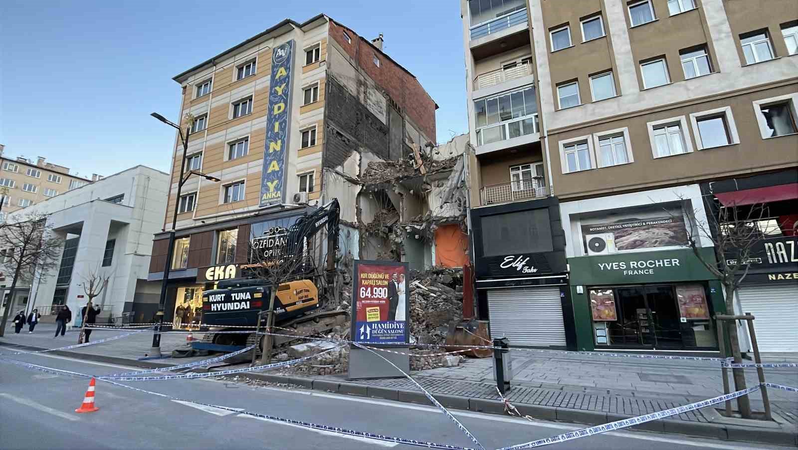 Yıkım sırasında bitişikteki bina hasar gördü, 21 daireli bina tahliye edildi 4 yikim sirasinda bitisikteki bina hasar gordu 21 daireli bina tahliye edildi 0 nqhm1nZB