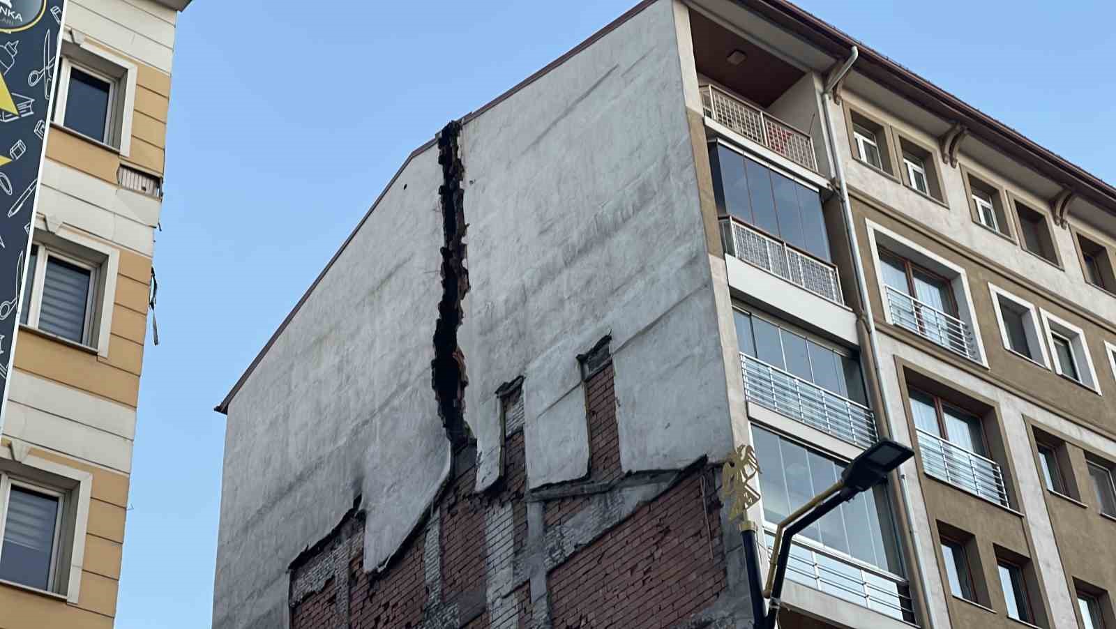 Yıkım sırasında bitişikteki bina hasar gördü, 21 daireli bina tahliye edildi 5 yikim sirasinda bitisikteki bina hasar gordu 21 daireli bina tahliye edildi 1 tCfaQnUk