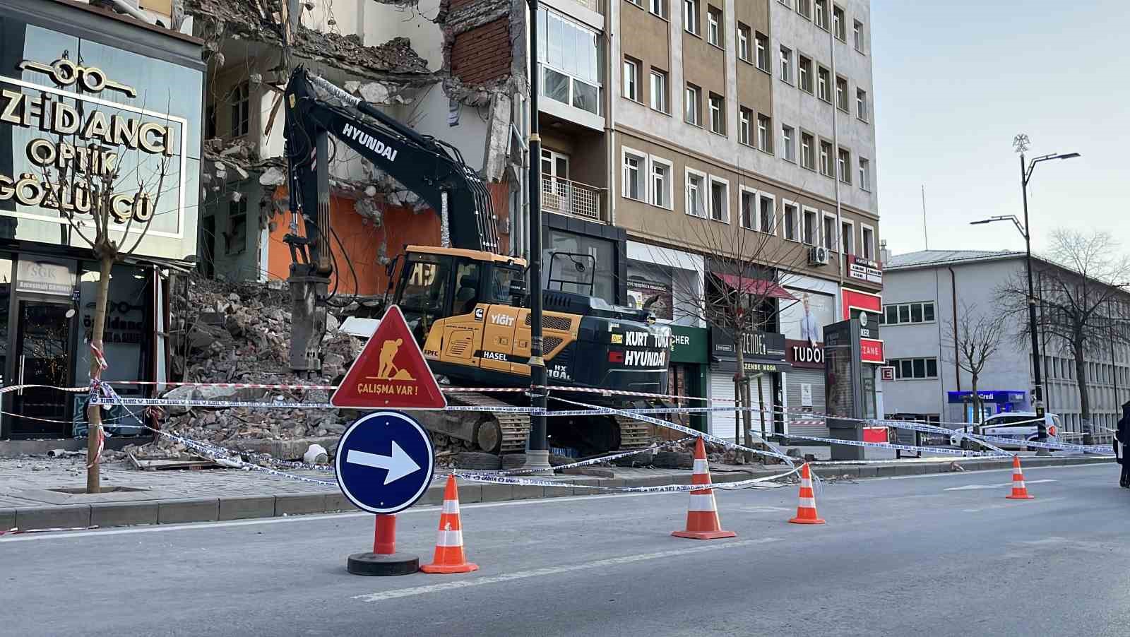 Yıkım sırasında bitişikteki bina hasar gördü, 21 daireli bina tahliye edildi 6 yikim sirasinda bitisikteki bina hasar gordu 21 daireli bina tahliye edildi 2 WH6wUjUW
