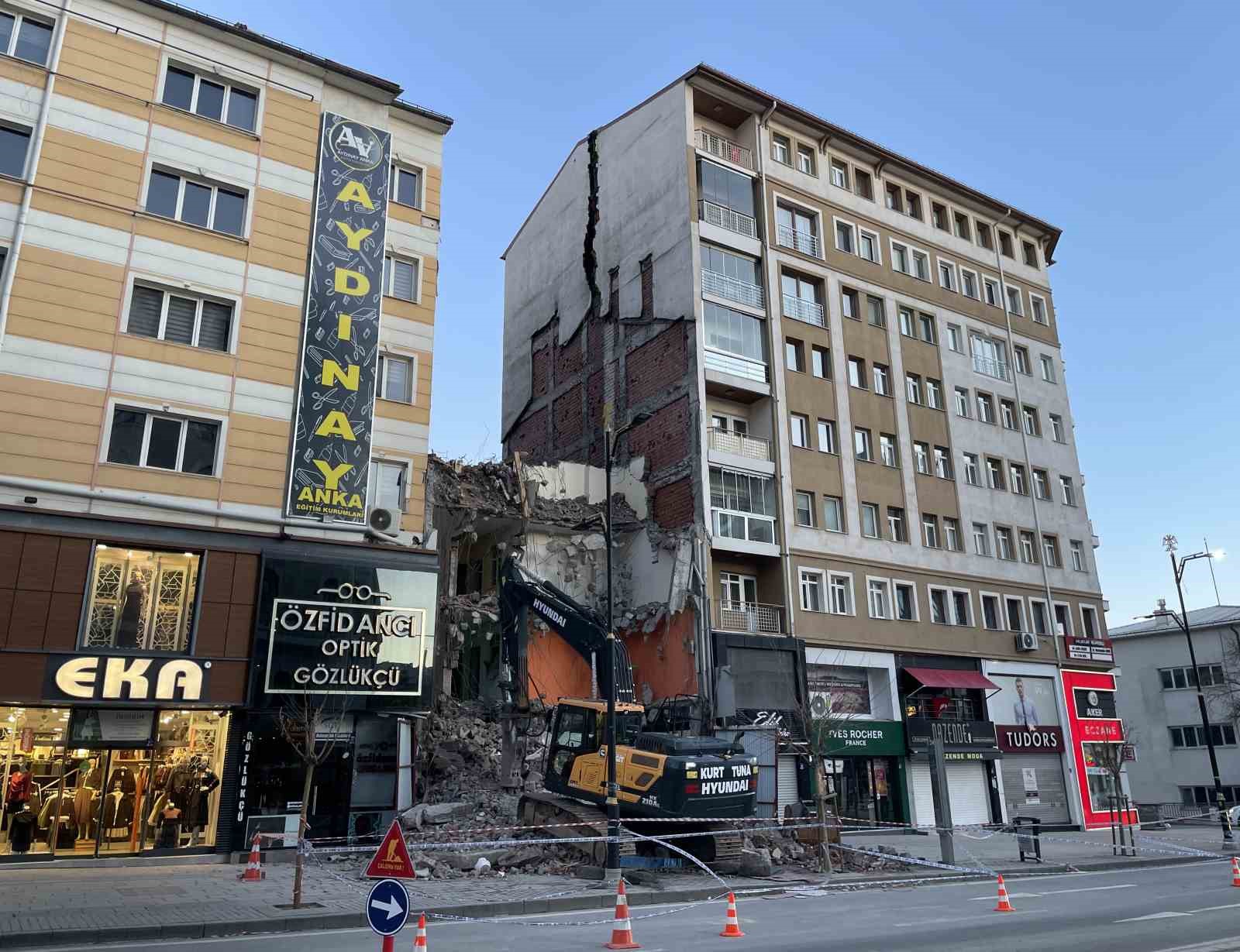 Yıkım sırasında bitişikteki bina hasar gördü, 21 daireli bina tahliye edildi 7 yikim sirasinda bitisikteki bina hasar gordu 21 daireli bina tahliye edildi 3 z3XiKV4O