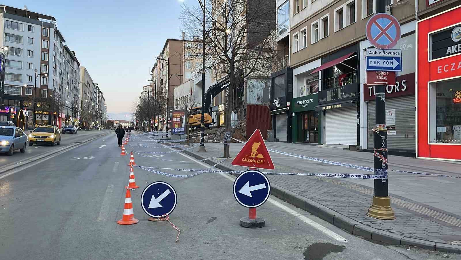 Yıkım sırasında bitişikteki bina hasar gördü, 21 daireli bina tahliye edildi 8 yikim sirasinda bitisikteki bina hasar gordu 21 daireli bina tahliye edildi 4