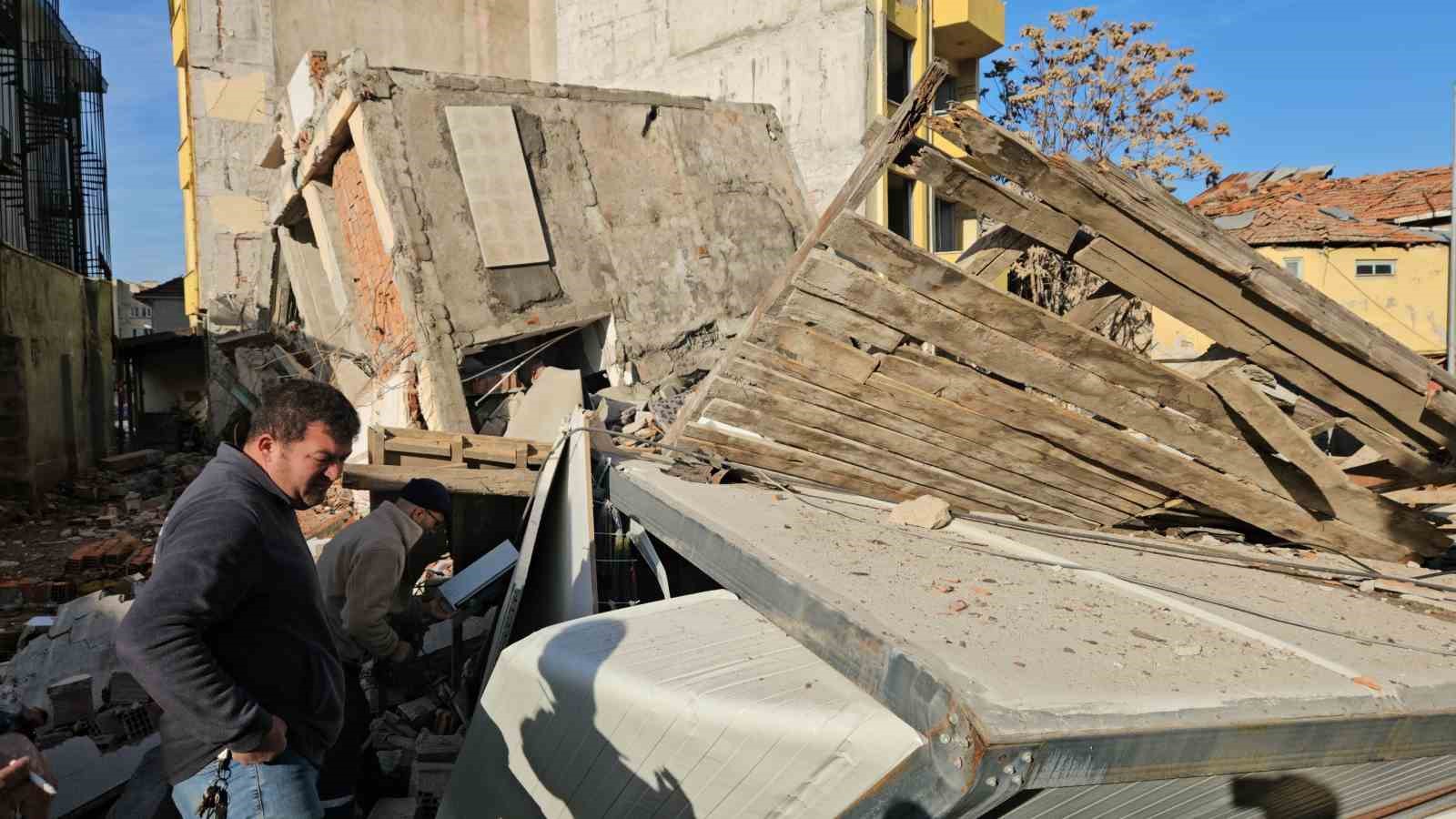 yikim sirasinda enkaz altinda kalmaktan saniyelerle kurtuldular 0 kNNjyp1j
