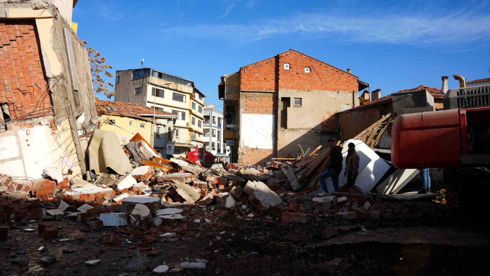 yikim sirasinda enkaz altinda kalmaktan saniyelerle kurtuldular 10 Tp4LB4Xu