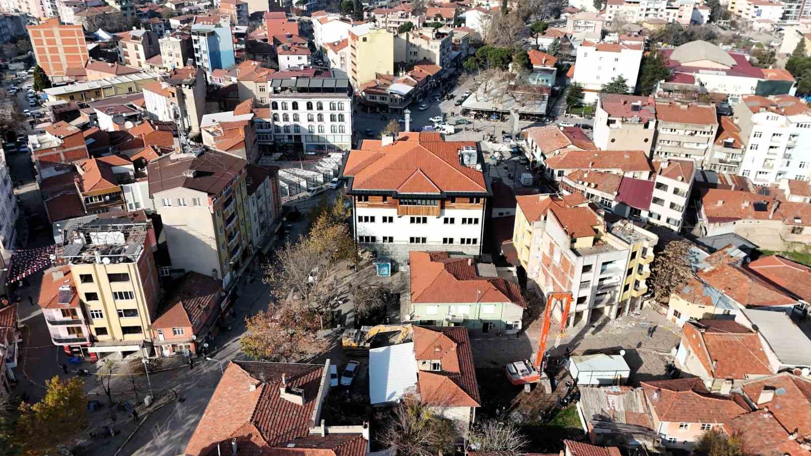 yikim sirasinda enkaz altinda kalmaktan saniyelerle kurtuldular 3 3heuAO32