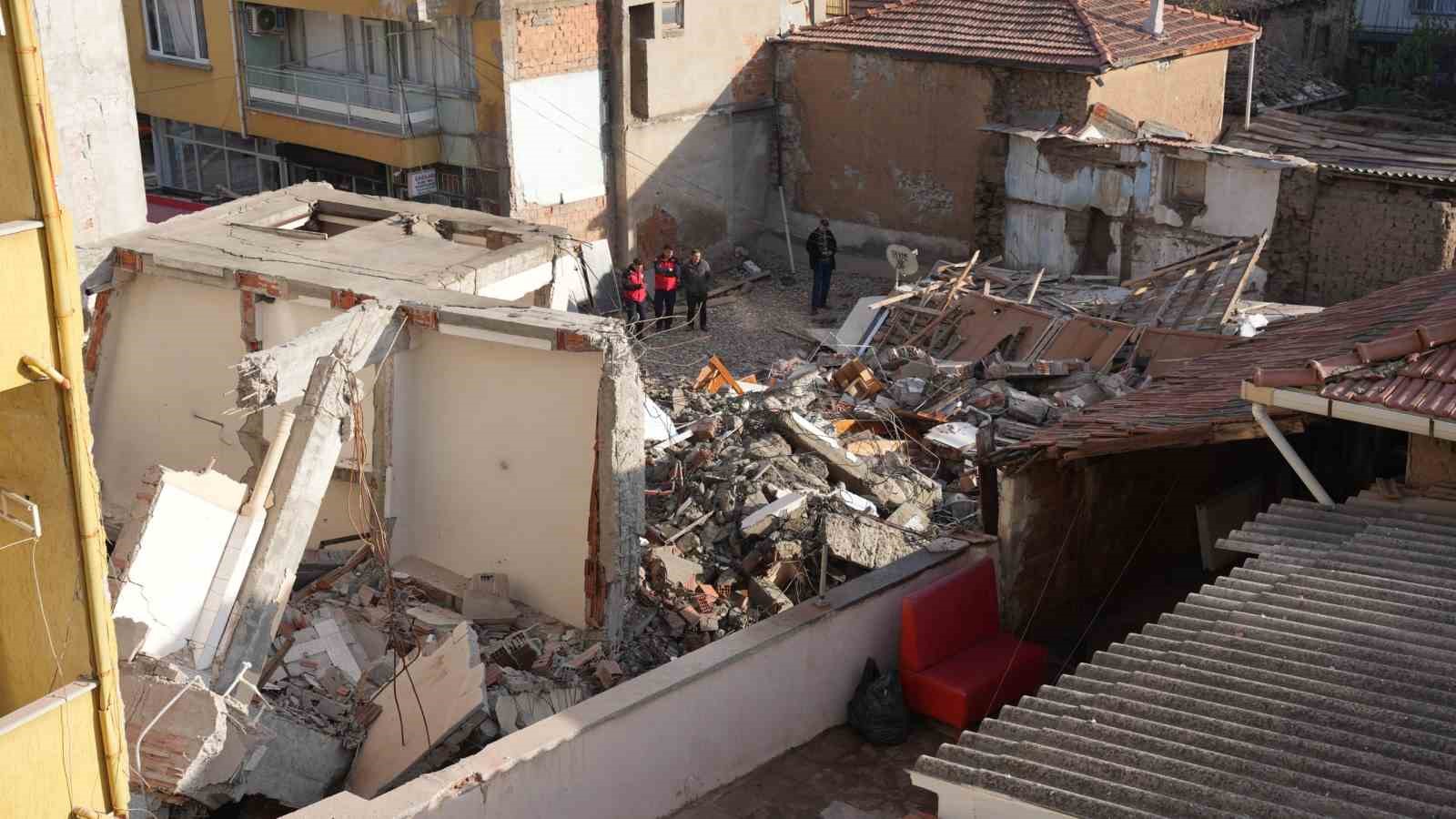 yikim sirasinda enkaz altinda kalmaktan saniyelerle kurtuldular 4 1zcKv8tI