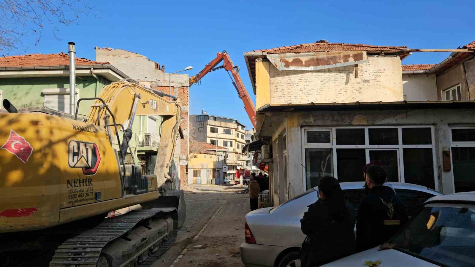yikim sirasinda enkaz altinda kalmaktan saniyelerle kurtuldular 5 Rbud2unM