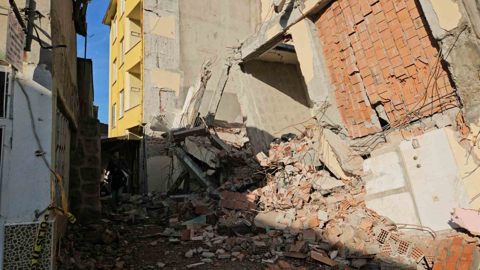 yikim sirasinda enkaz altinda kalmaktan saniyelerle kurtuldular 8 pWgHQddn