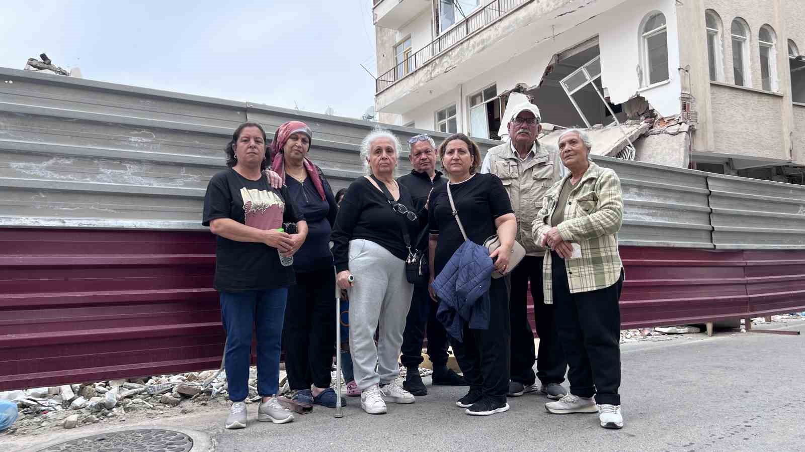 yikimda zarar goren binanin sakinleri muteahhide ulasamiyoruz 3