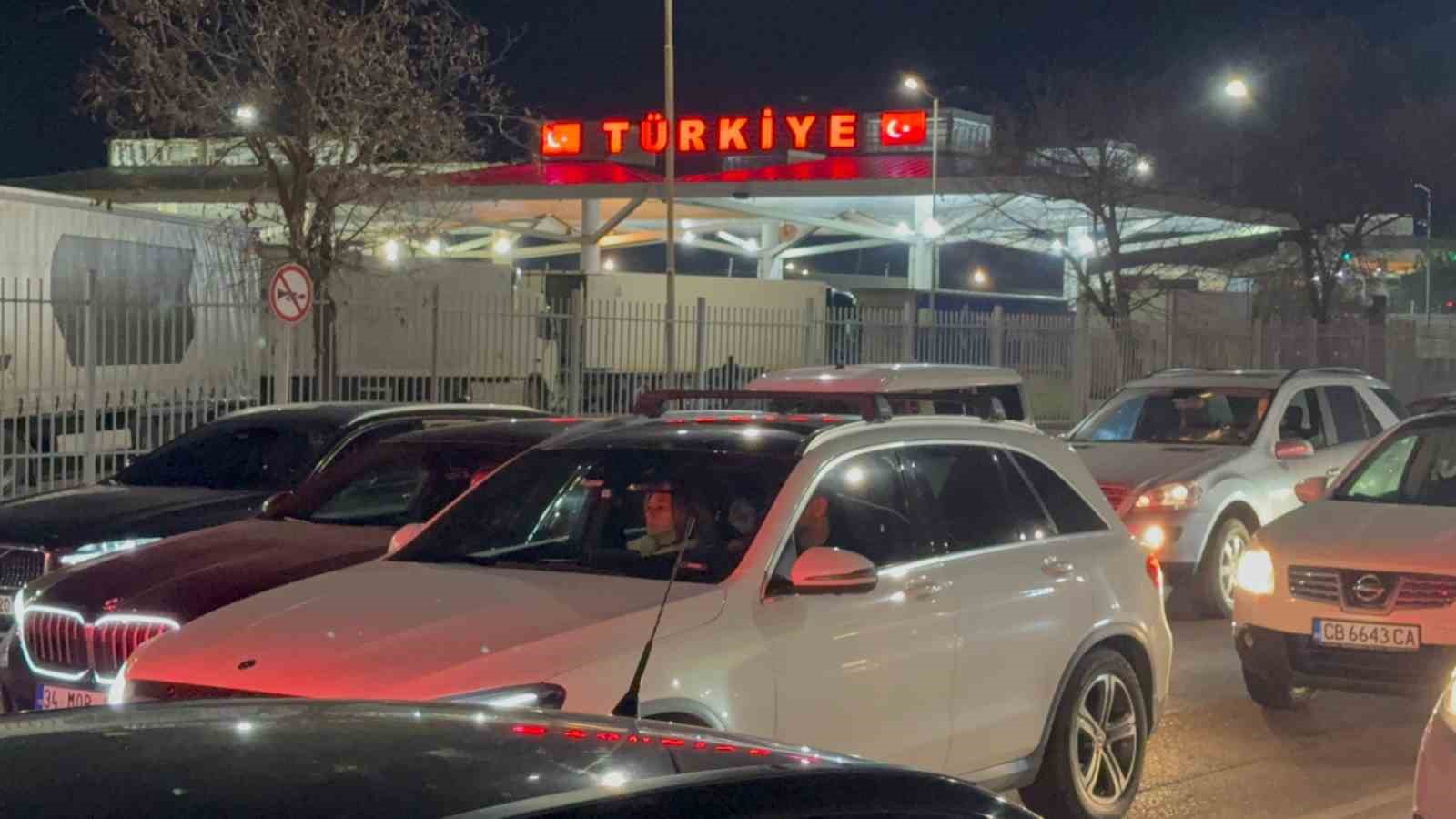 yilbasi alisverisini edirnede yapan bulgaristan vatandaslari donuste sinir kapilarinda yogunluk olusturdu 4 HlzamJtw