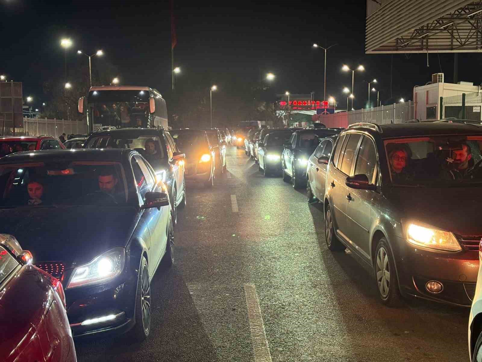 yilbasi alisverisini edirnede yapan bulgaristan vatandaslari donuste sinir kapilarinda yogunluk olusturdu 6