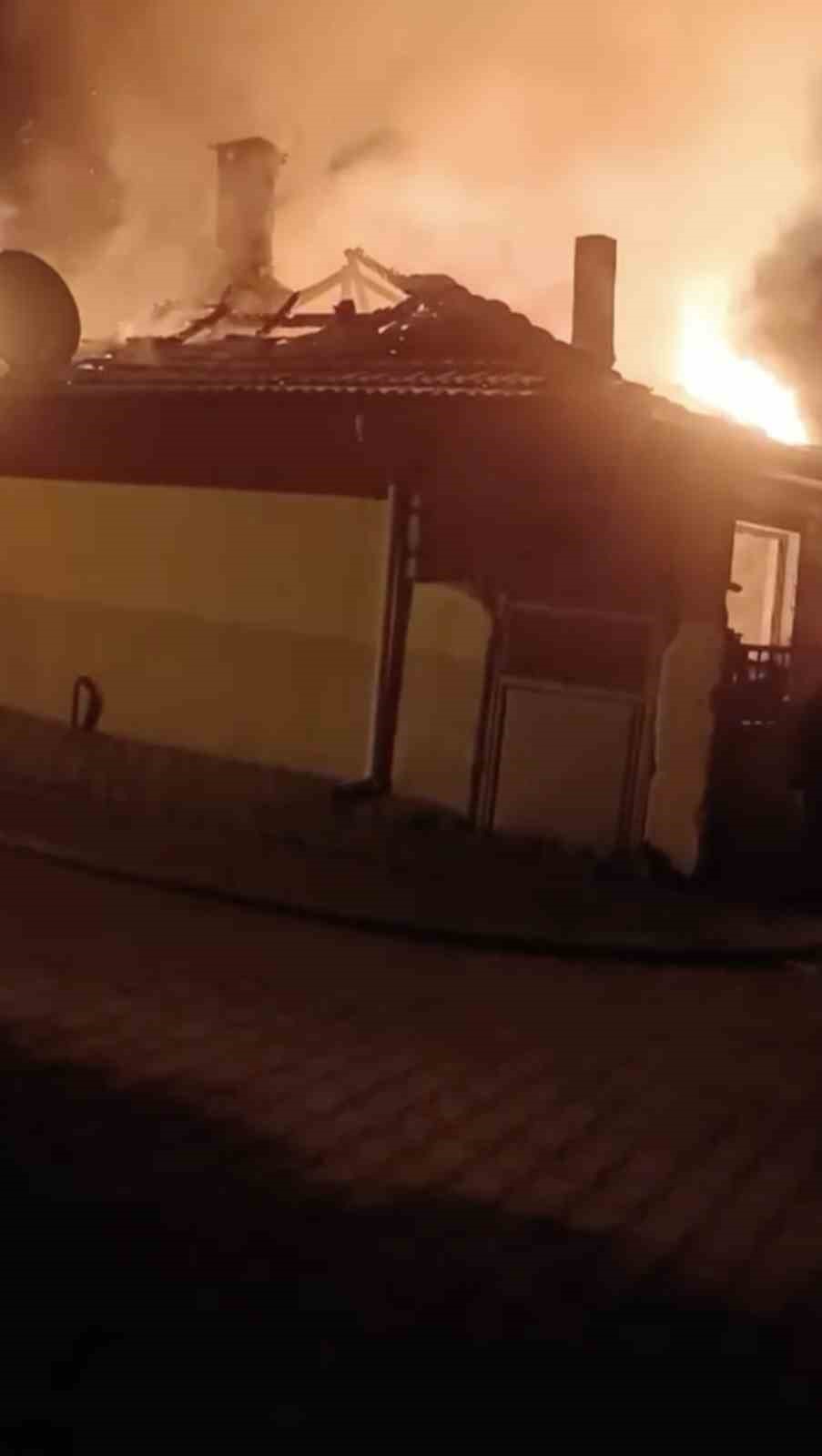 yilbasi gecesi bursada koy evi alevlere teslim oldu 0
