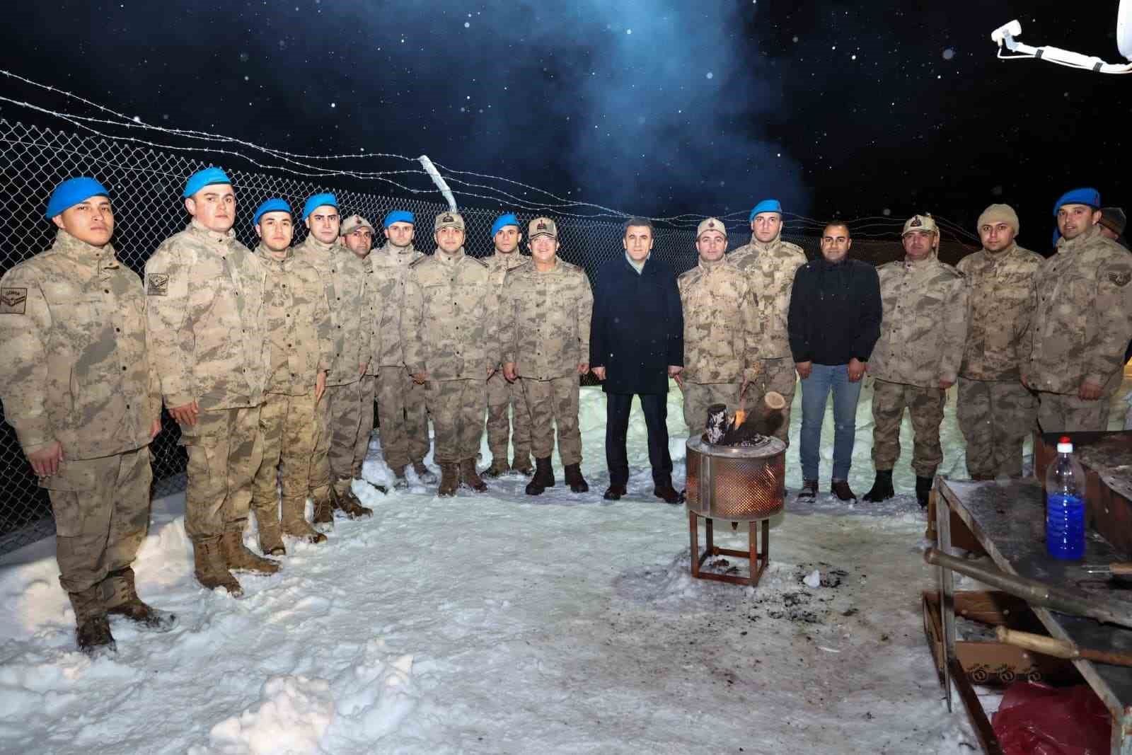 yilbasi nobetinde aile sevinci guvenlik kulesinde duygu dolu anlar 2 L74dMYeI
